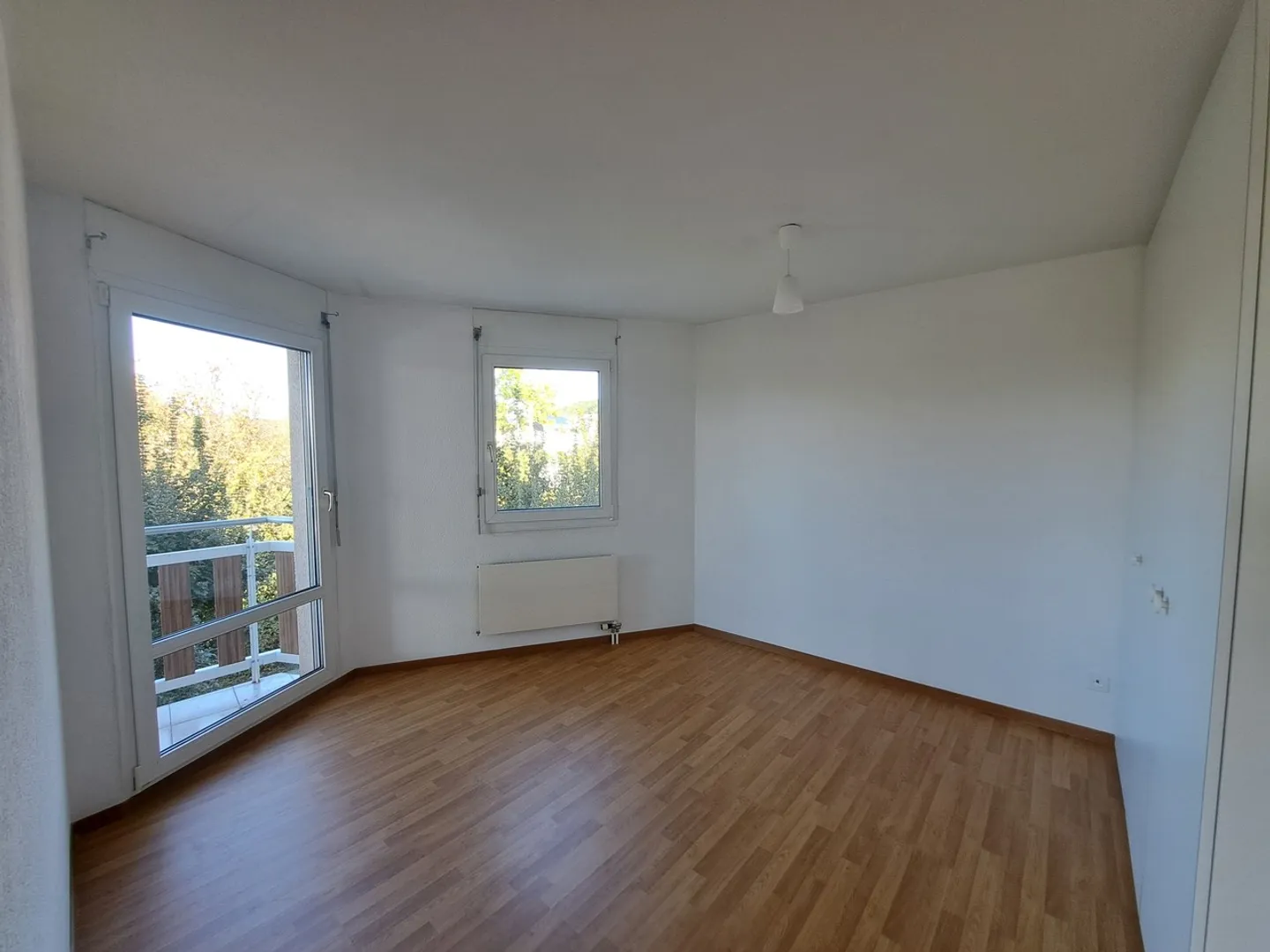 Spacious and bright 3.5-room apartment with balcony and fireplace for rent in Crissier - Photo 6 of 9