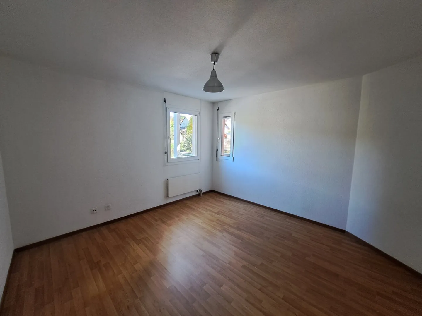 Spacious and bright 3.5-room apartment with balcony and fireplace for rent in Crissier - Photo 7 of 9