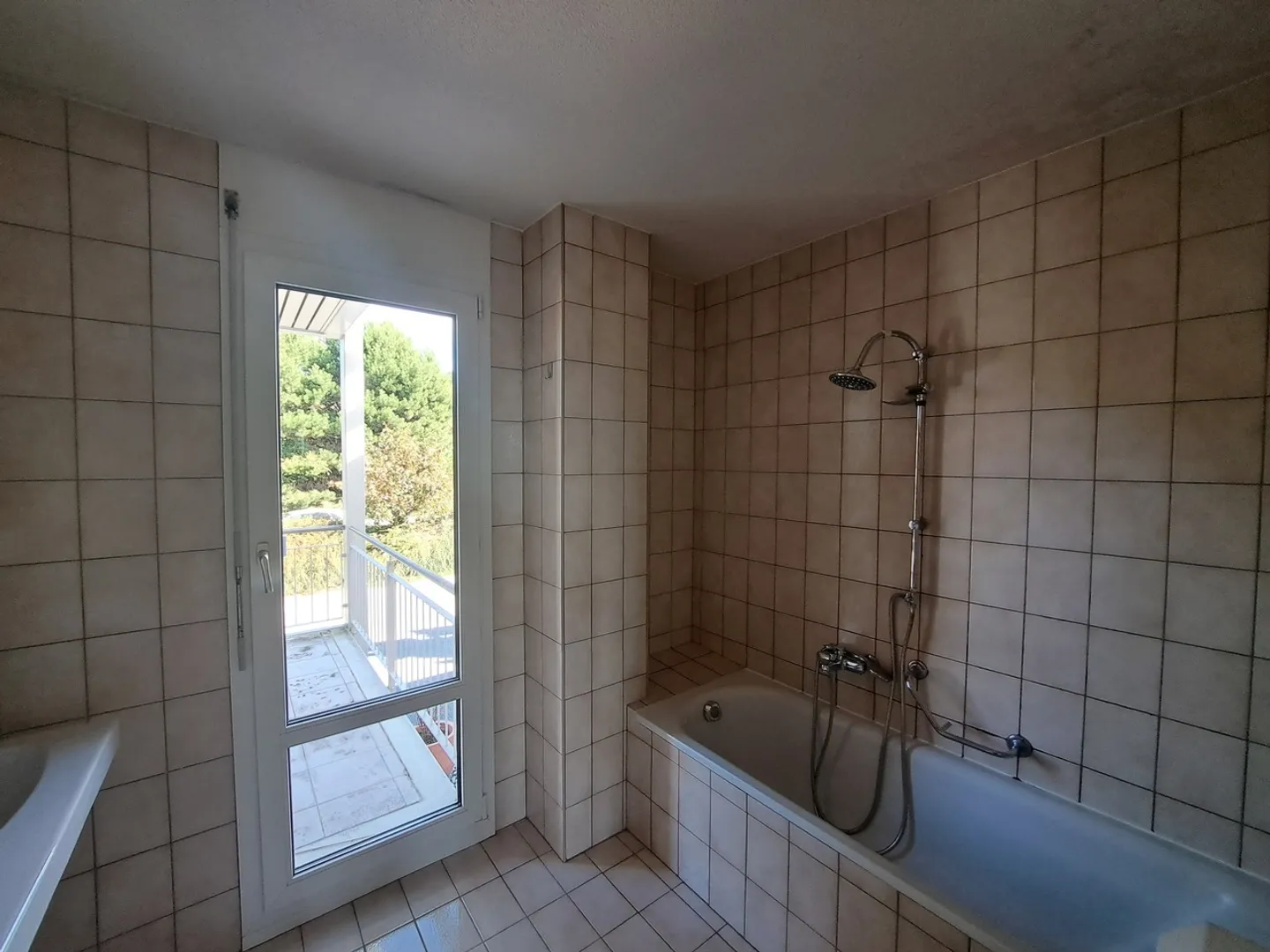 Spacious and bright 3.5-room apartment with balcony and fireplace for rent in Crissier - Photo 8 of 9