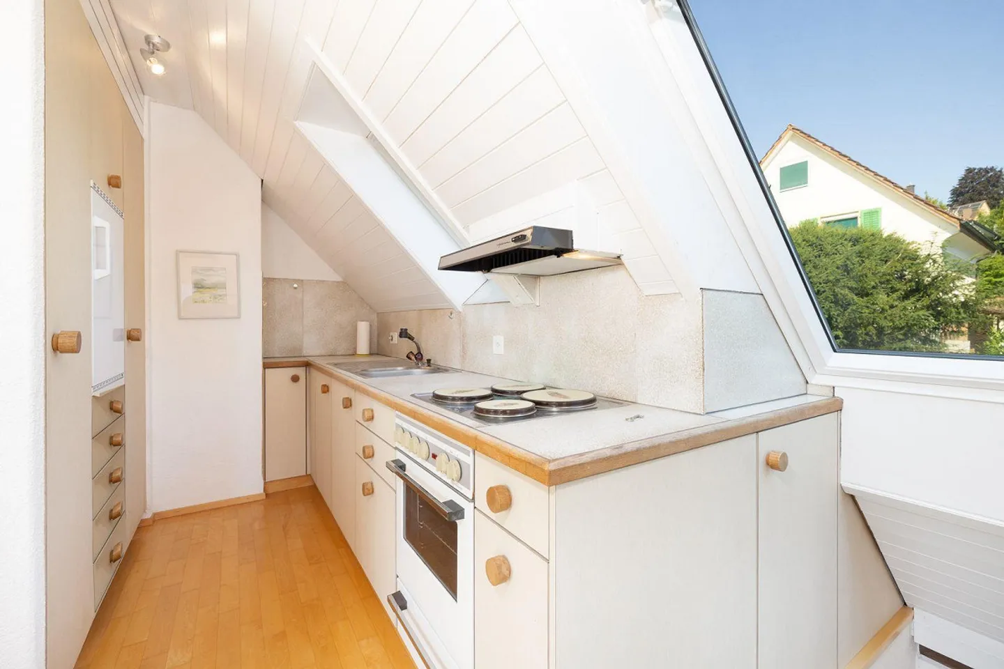Attractive semi-detached family house with converted attic in prime location - Photo 11 of 12