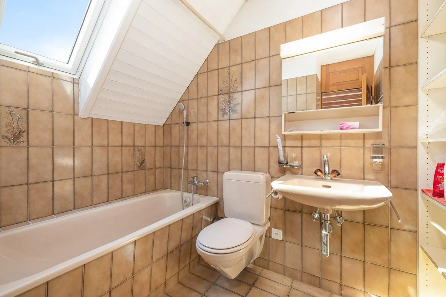 Attractive semi-detached family house with converted attic in prime location - Photo 12 of 12