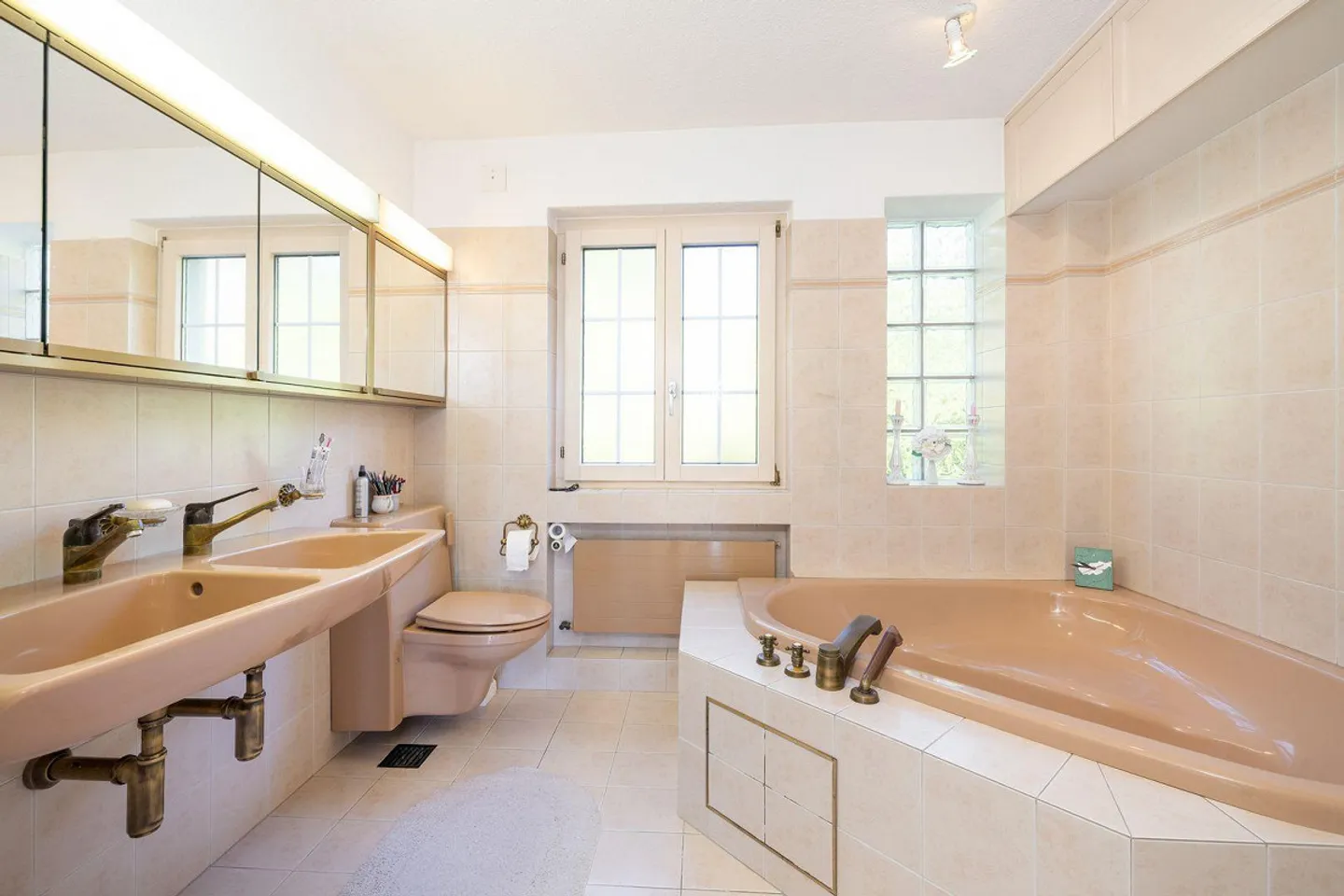 Attractive semi-detached family house with converted attic in prime location - Photo 9 of 12