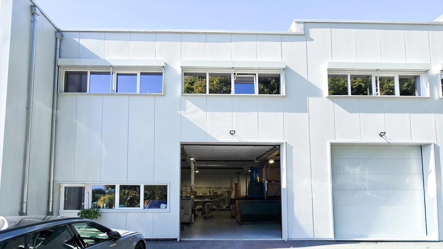 Rare opportunity: 300 m² hall + 300 m² office - Photo 2 of 17