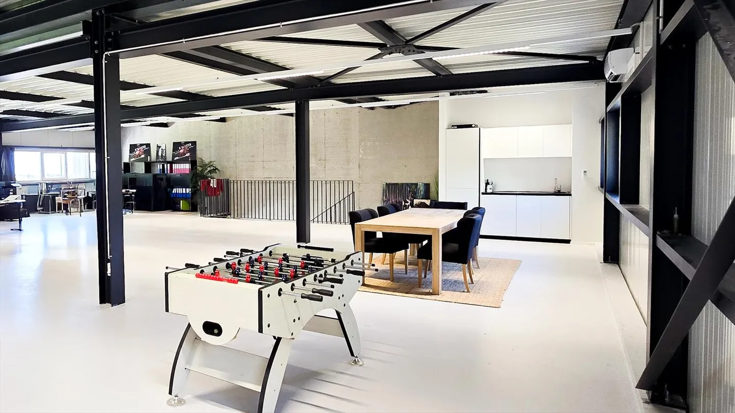 Rare opportunity: 300 m² hall + 300 m² office - Photo 3 of 17