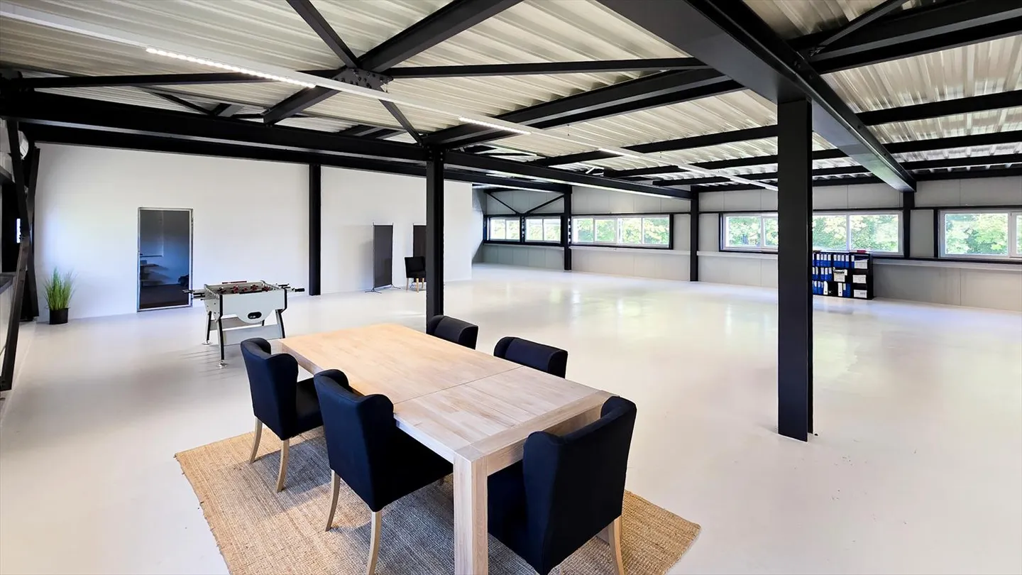 Rare opportunity: 300 m² hall + 300 m² office - Photo 4 of 17