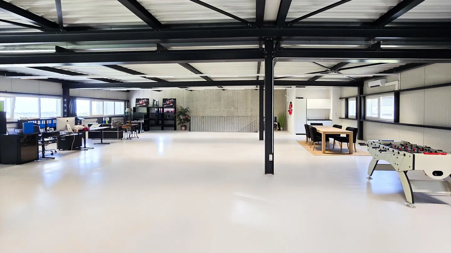 Rare opportunity: 300 m² hall + 300 m² office - Photo 5 of 17