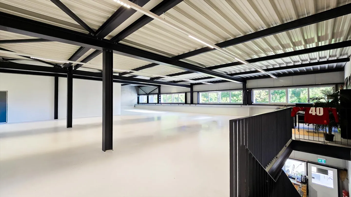 Rare opportunity: 300 m² hall + 300 m² office - Photo 8 of 17