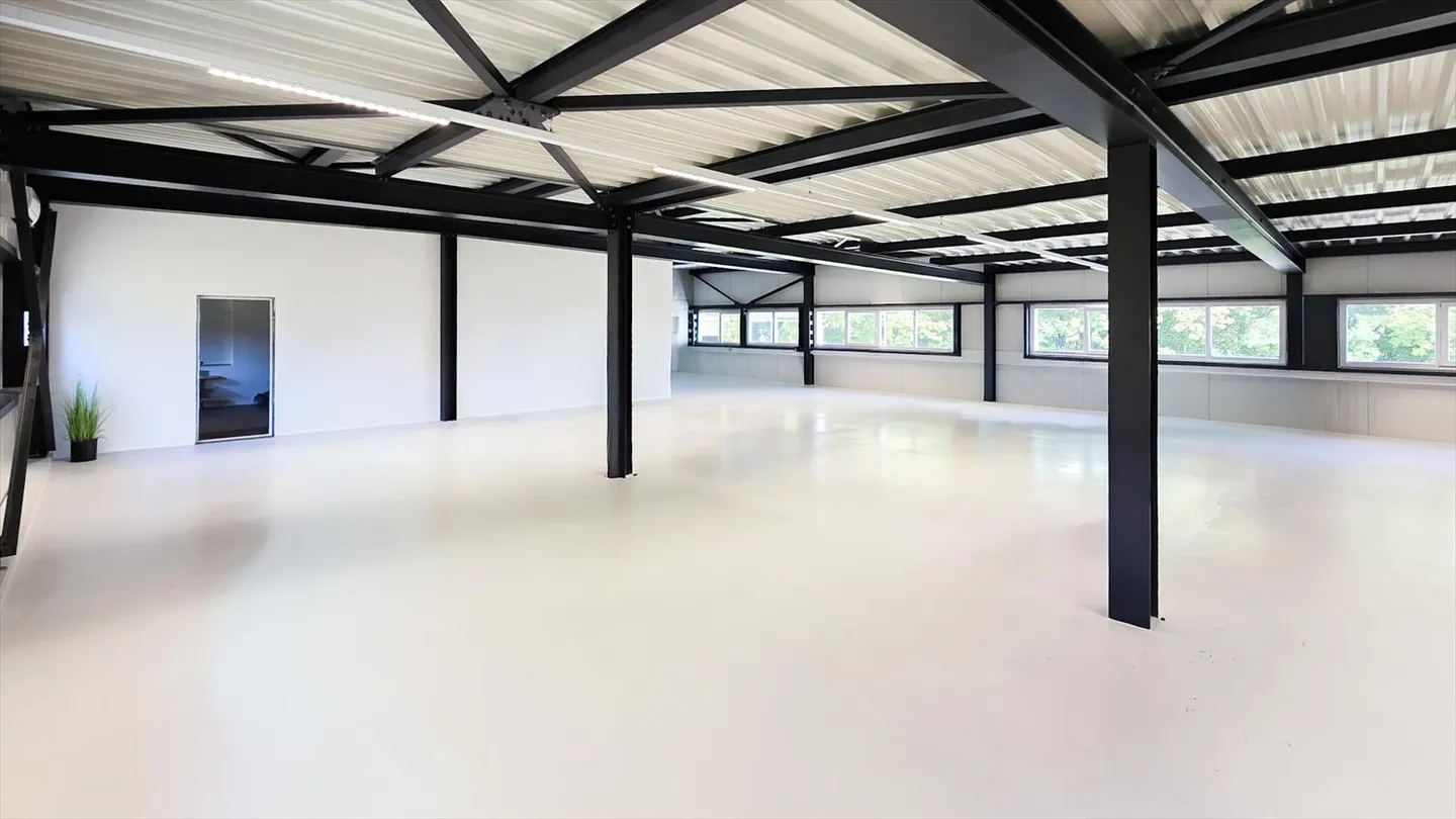 Rare opportunity: 300 m² hall + 300 m² office - Photo 9 of 17