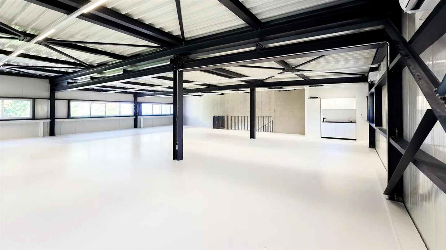 Rare opportunity: 300 m² hall + 300 m² office - Photo 10 of 17