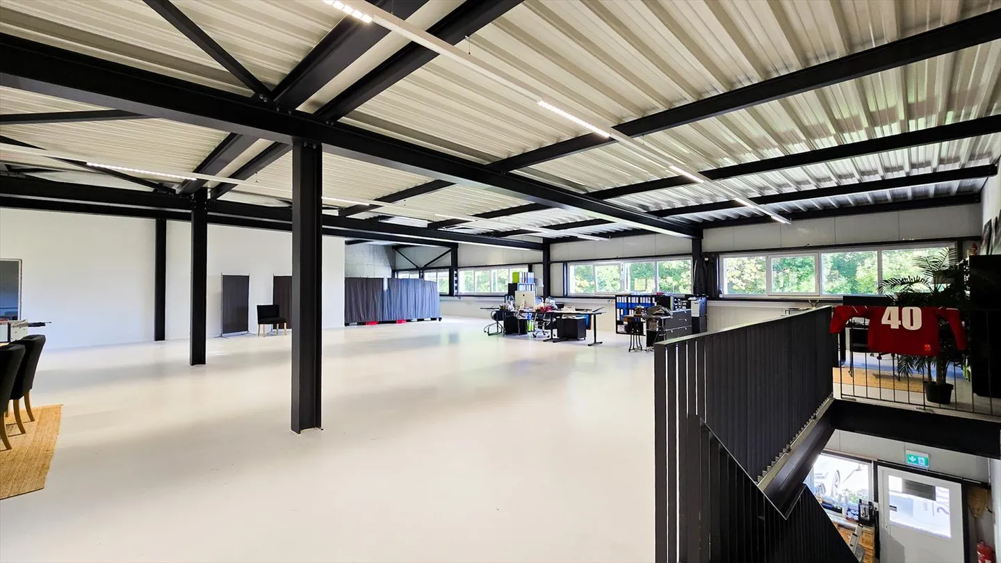 Rare opportunity: 300 m² hall + 300 m² office - Photo 6 of 17