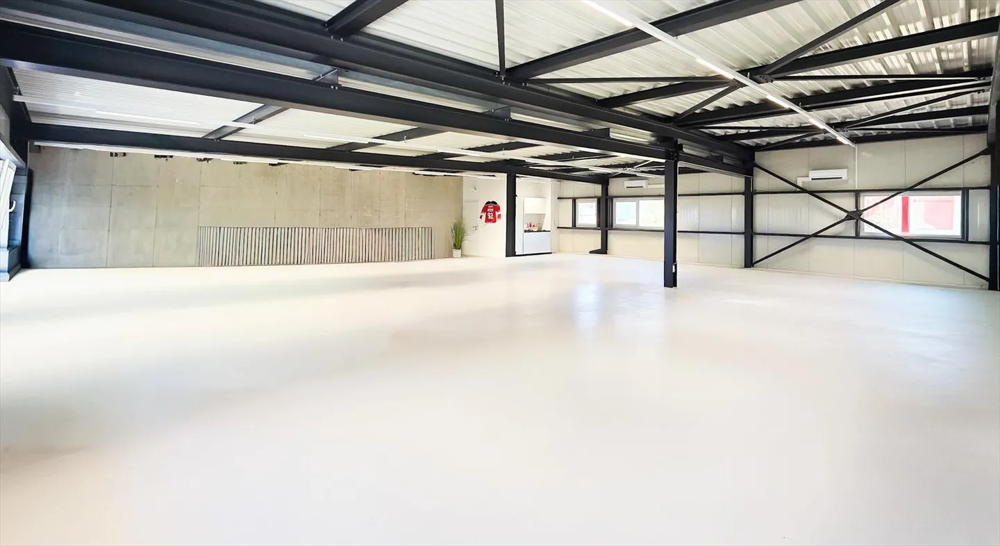 Rare opportunity: 300 m² hall + 300 m² office - Photo 7 of 17