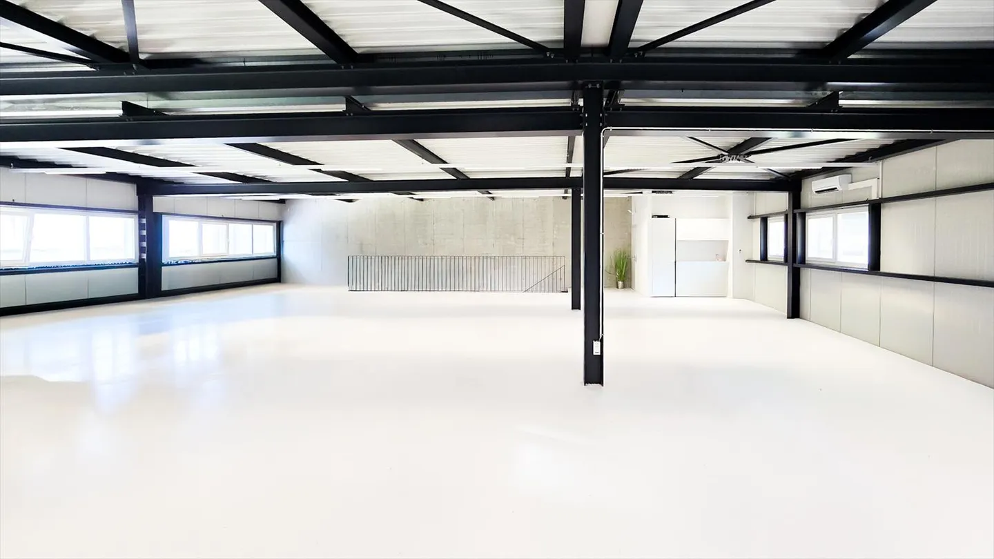 Rare opportunity: 300 m² hall + 300 m² office - Photo 11 of 17