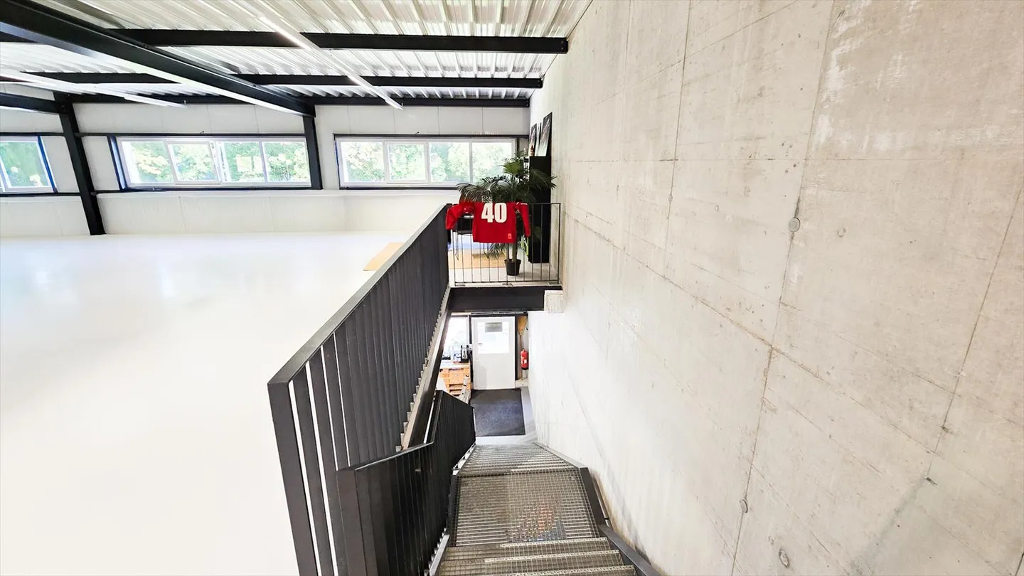 Rare opportunity: 300 m² hall + 300 m² office - Photo 12 of 17
