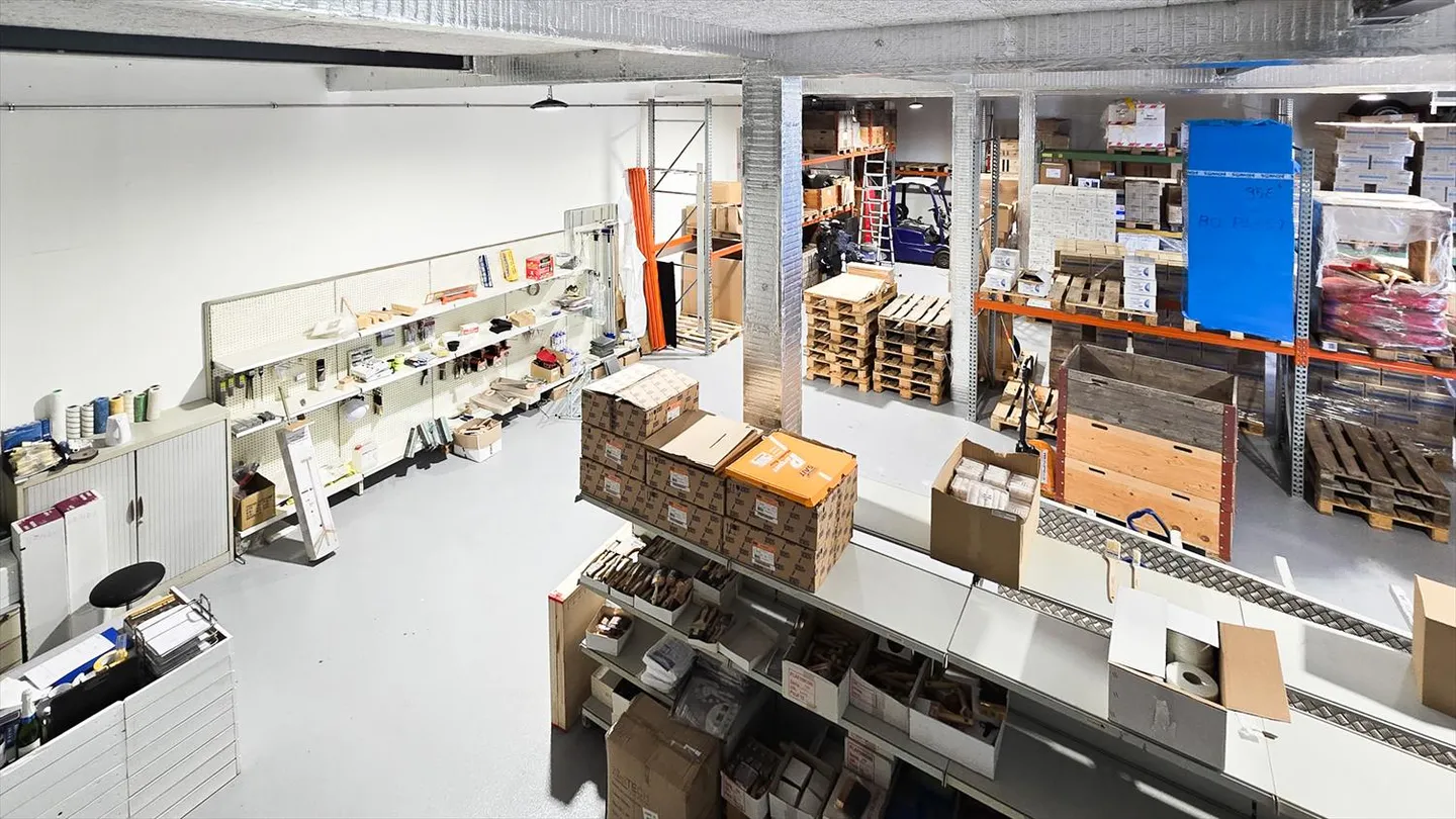 Rare opportunity: 300 m² hall + 300 m² office - Photo 13 of 17