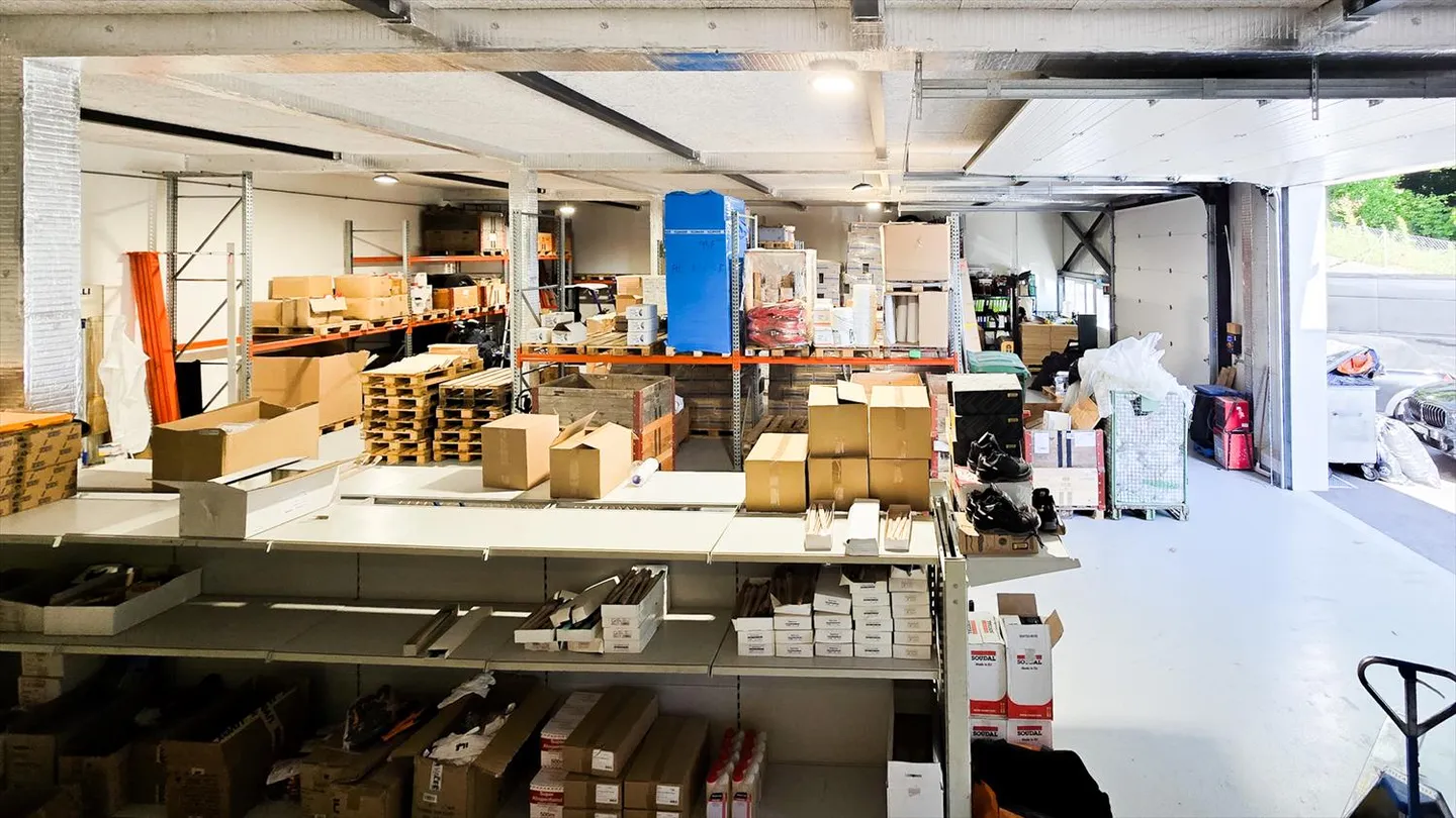 Rare opportunity: 300 m² hall + 300 m² office - Photo 16 of 17