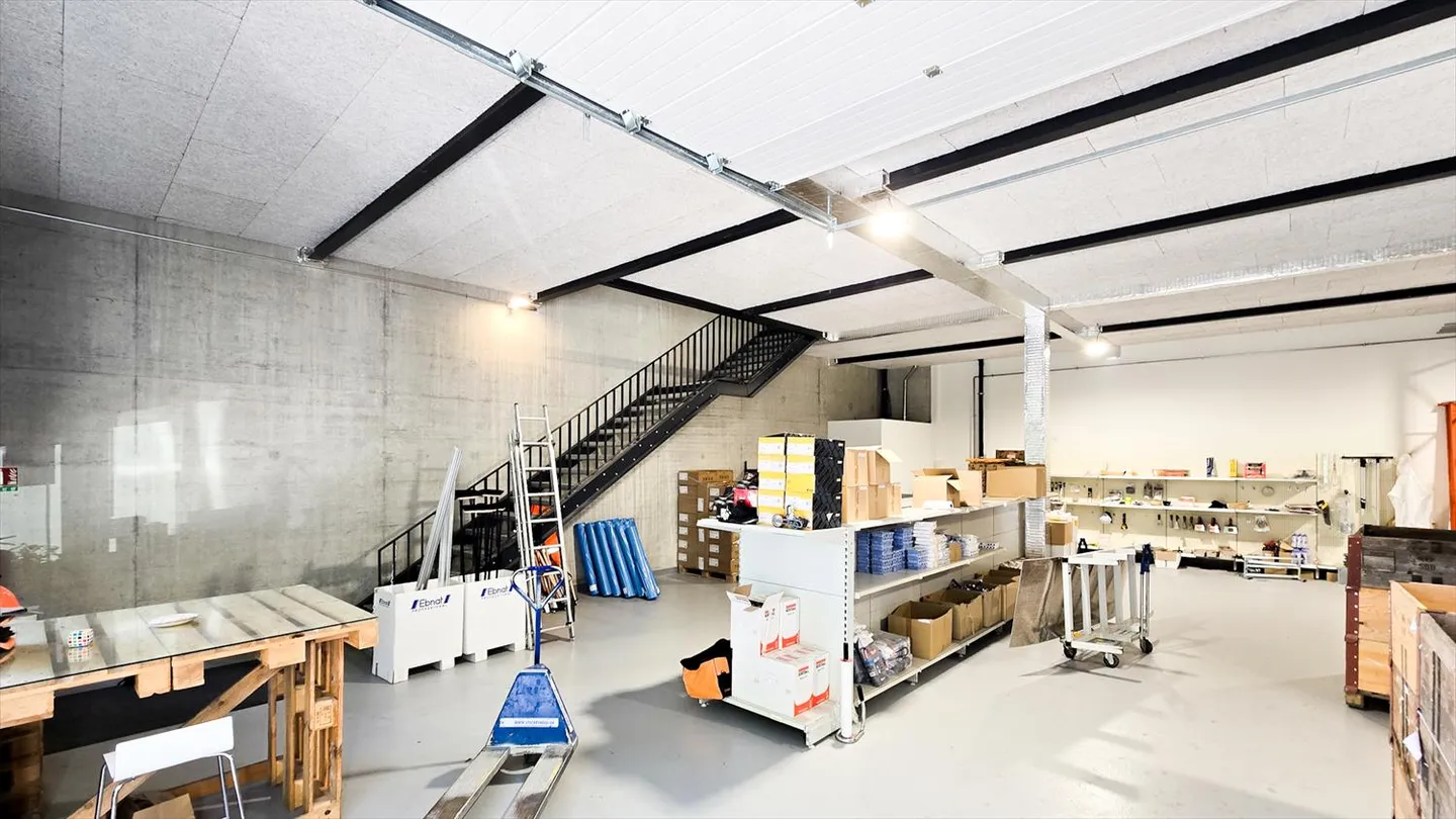 Rare opportunity: 300 m² hall + 300 m² office - Photo 17 of 17