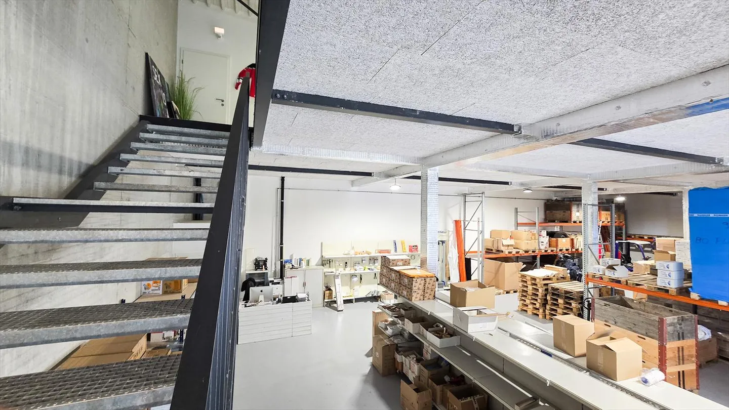 Rare opportunity: 300 m² hall + 300 m² office - Photo 14 of 17