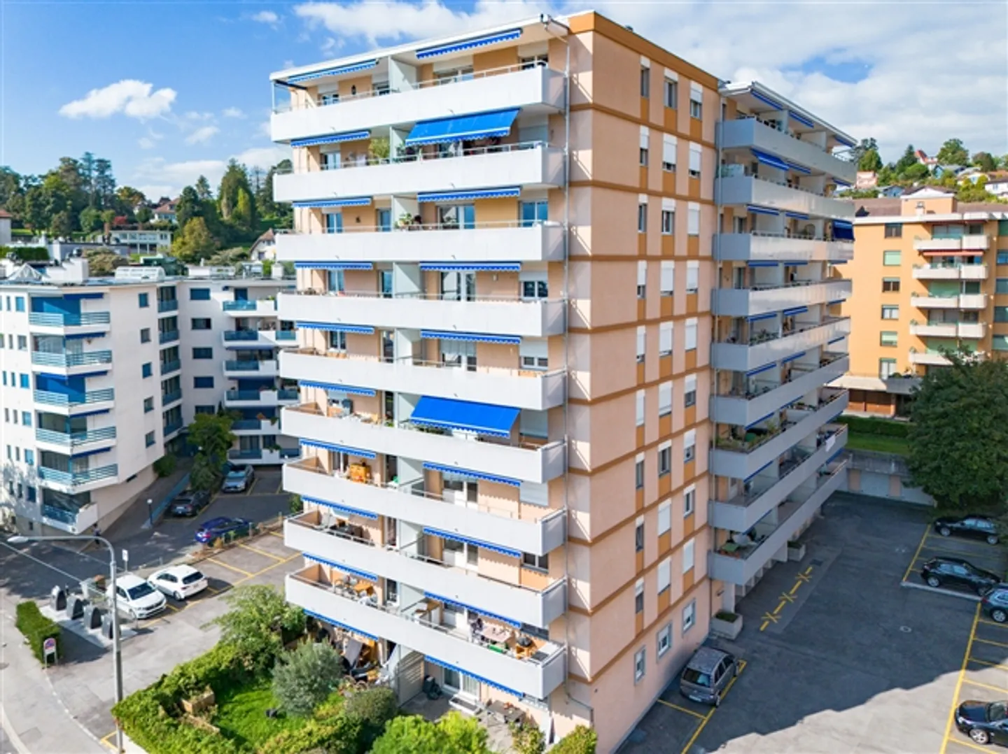 Large apartment with lake view and just a stone's throw from amenities! - Photo 13 of 14