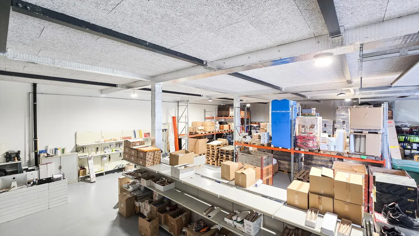Rare opportunity: 300 m² hall + 300 m² office - Photo 15 of 17