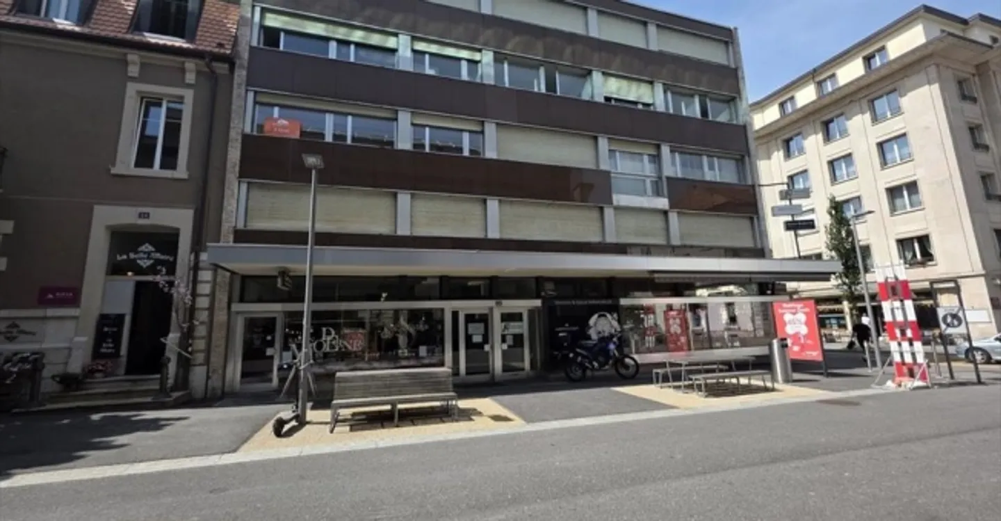 Mixed-use building for rent - Photo 1 of 3