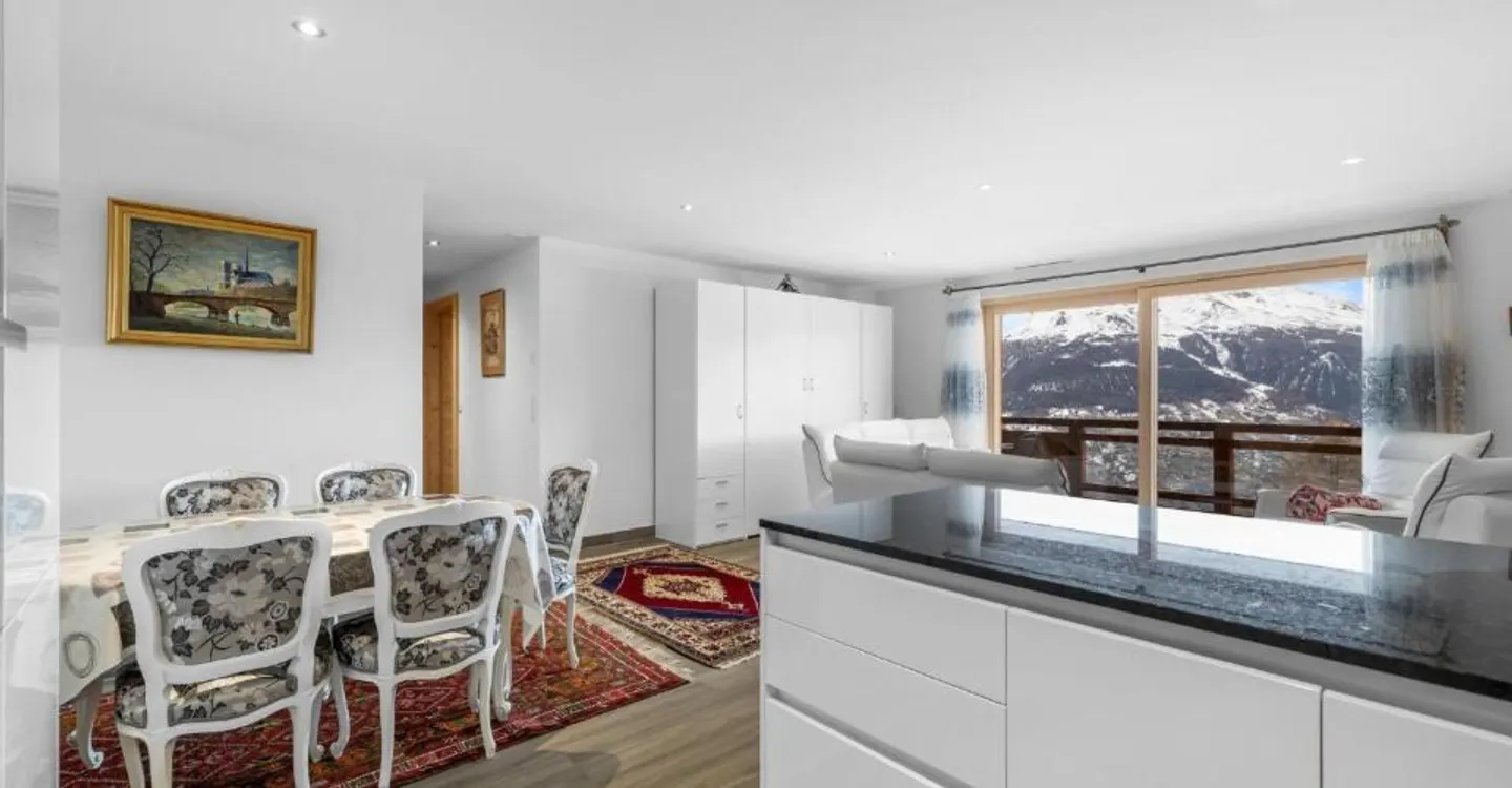 Magnificent ski in/out apartment - Photo 2 of 13