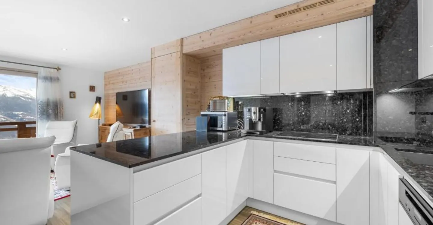 Magnificent ski in/out apartment - Photo 3 of 13