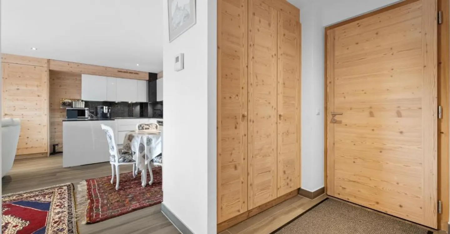Magnificent ski in/out apartment - Photo 6 of 13