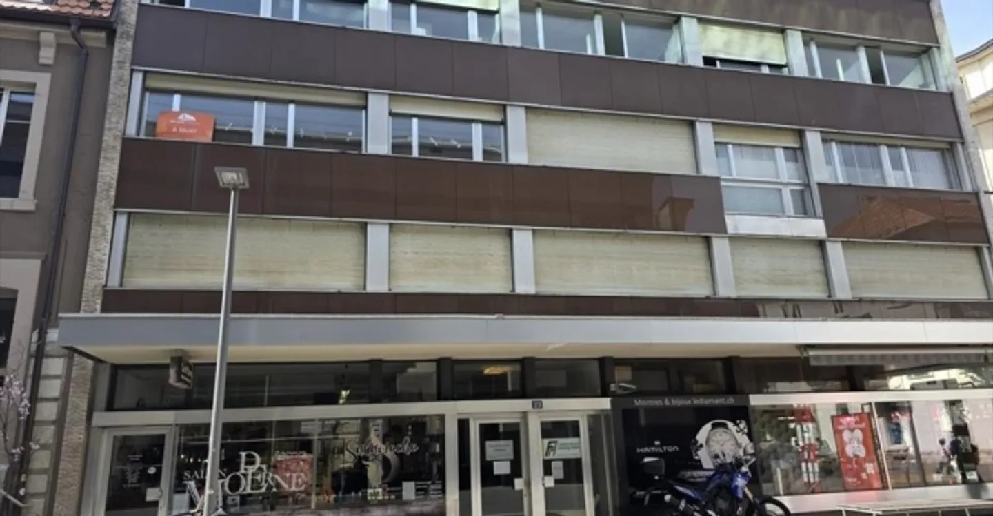 Mixed-use building for rent - Photo 3 of 3