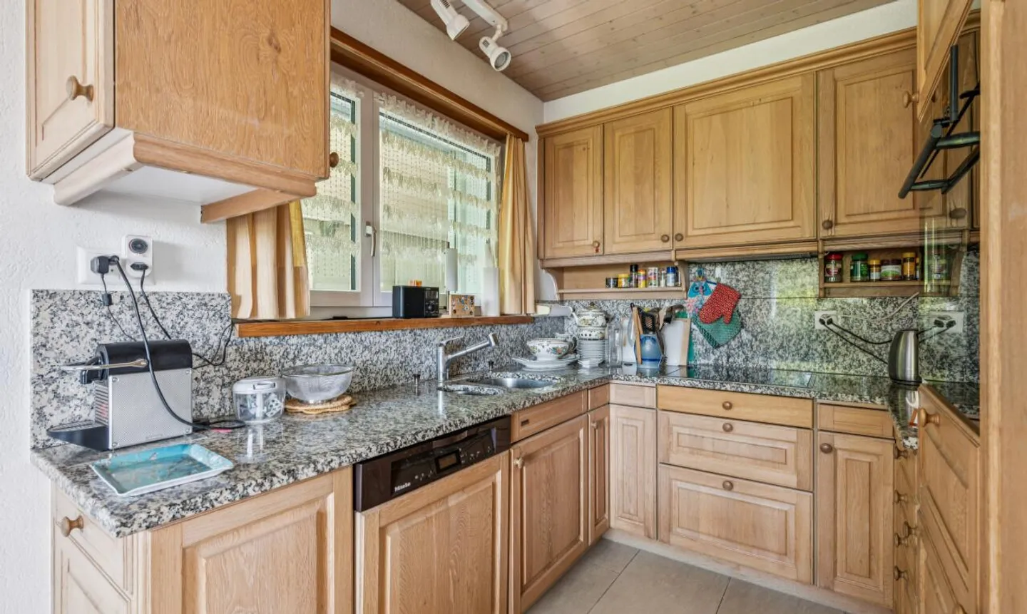 Living on a southern slope with mountain views and land reserve - Photo 5 of 11