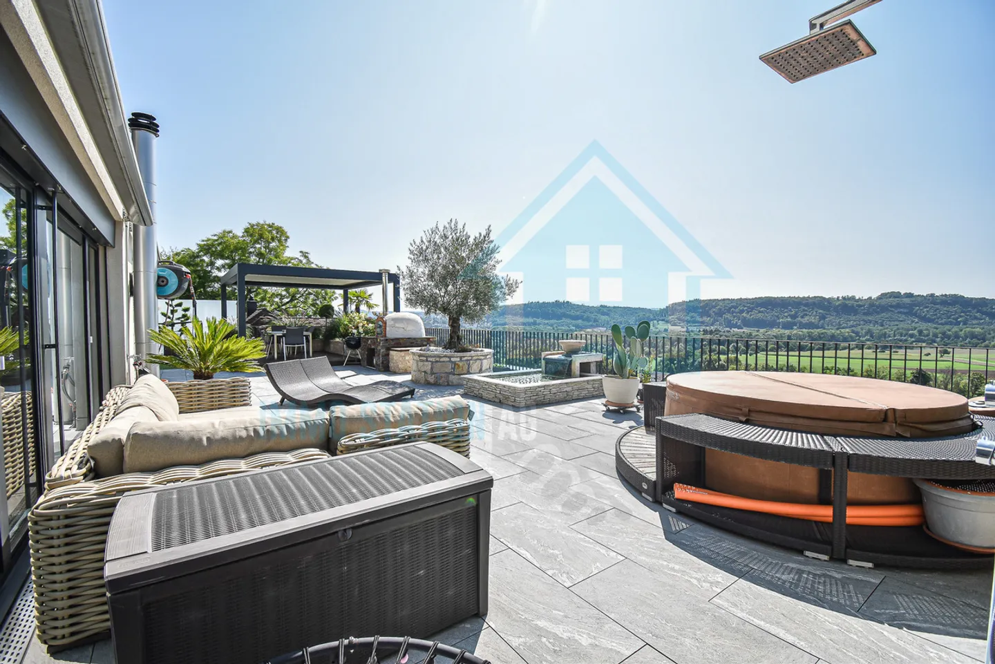 Appartamento attico di alta qualità con vista panoramica in posizione privilegiata - Foto 2 di 17