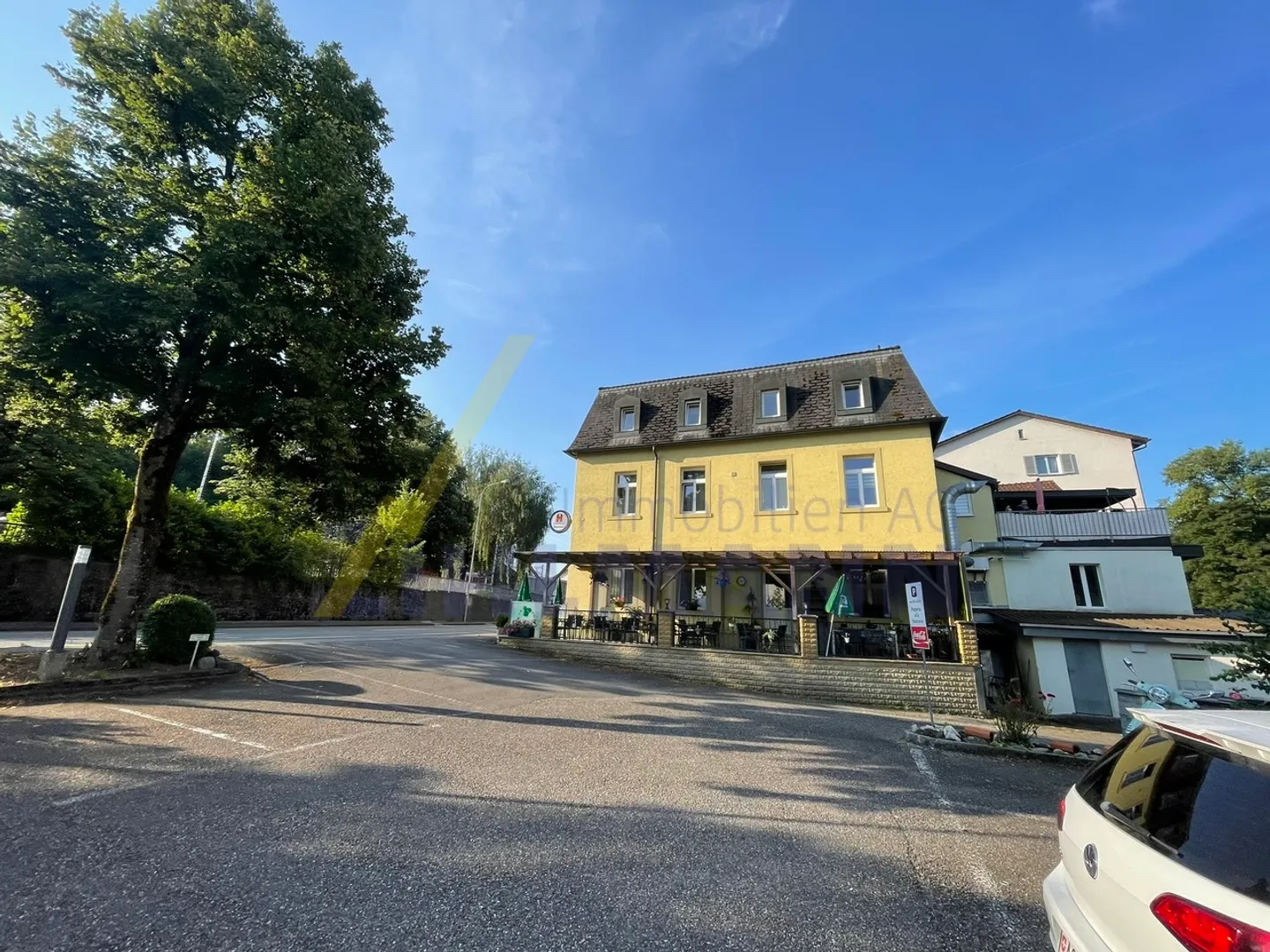 Multi-family house with restaurant - Photo 2 of 11