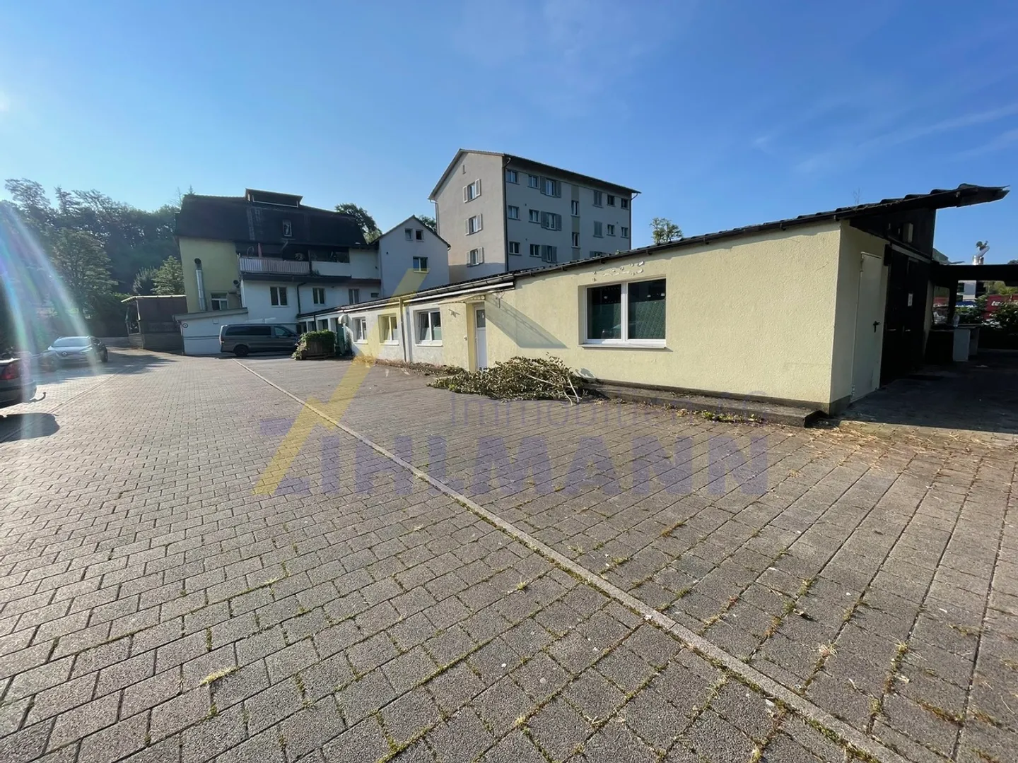 Multi-family house with restaurant - Photo 3 of 11