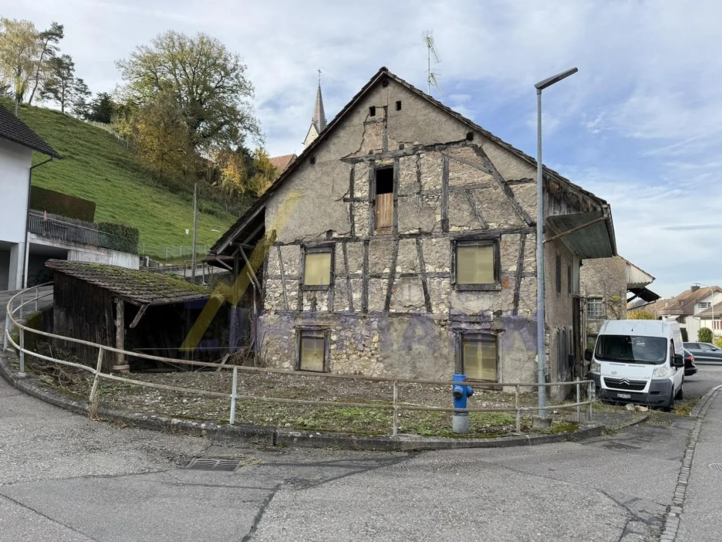 Renovation-Required House in the Heart of Würenlingen - Photo 2 of 8