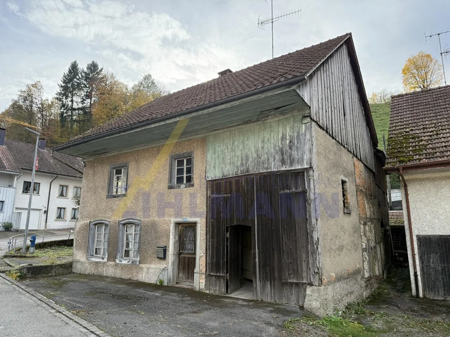 Renovation-Required House in the Heart of Würenlingen - Photo 3 of 8