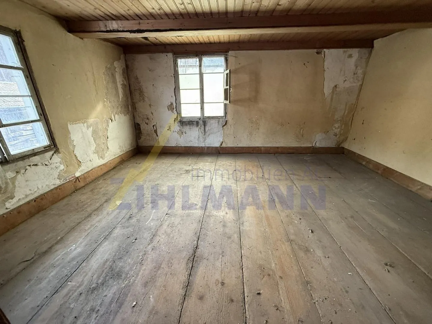 Renovation-Required House in the Heart of Würenlingen - Photo 6 of 8