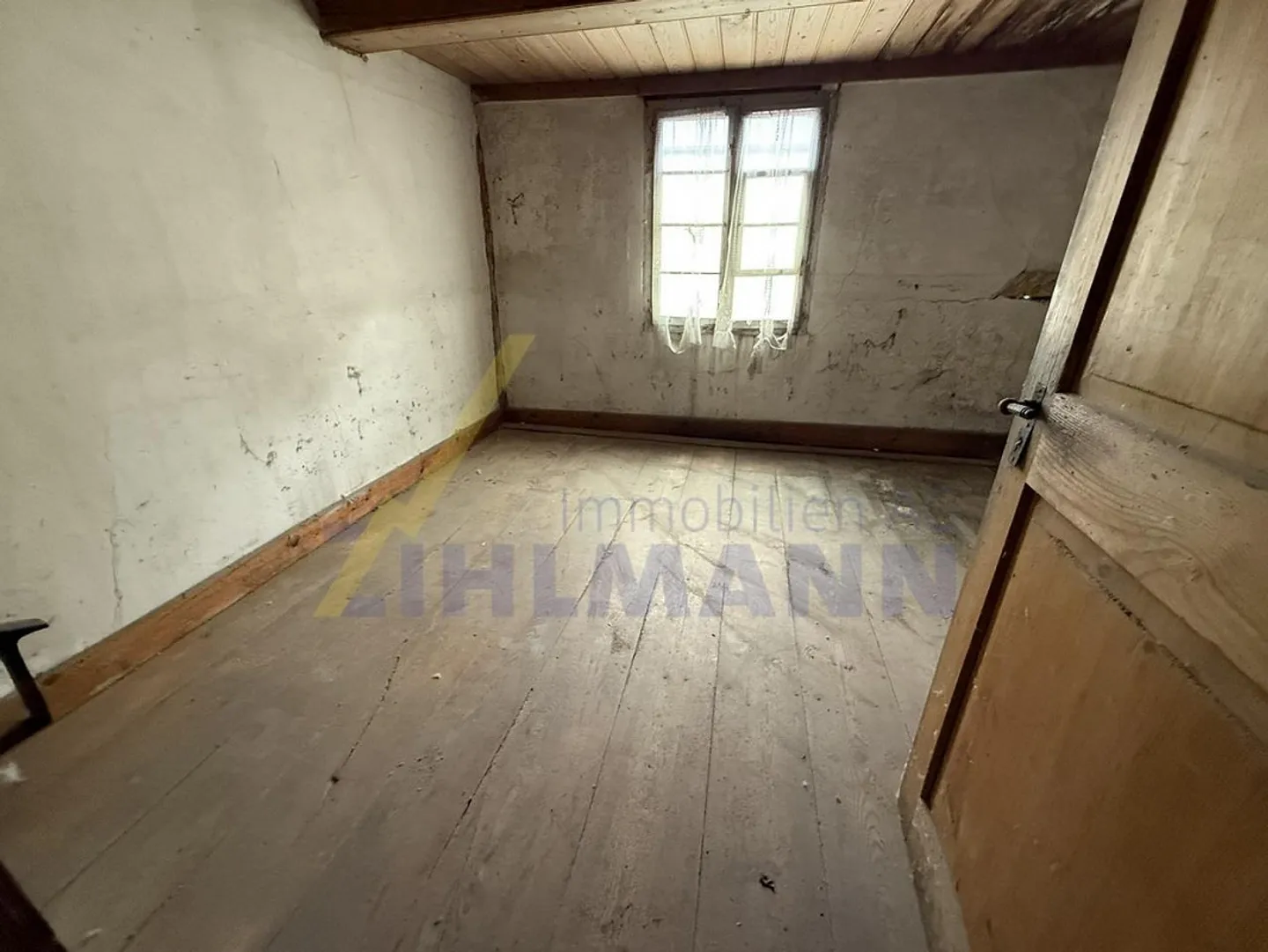 Renovation-Required House in the Heart of Würenlingen - Photo 7 of 8