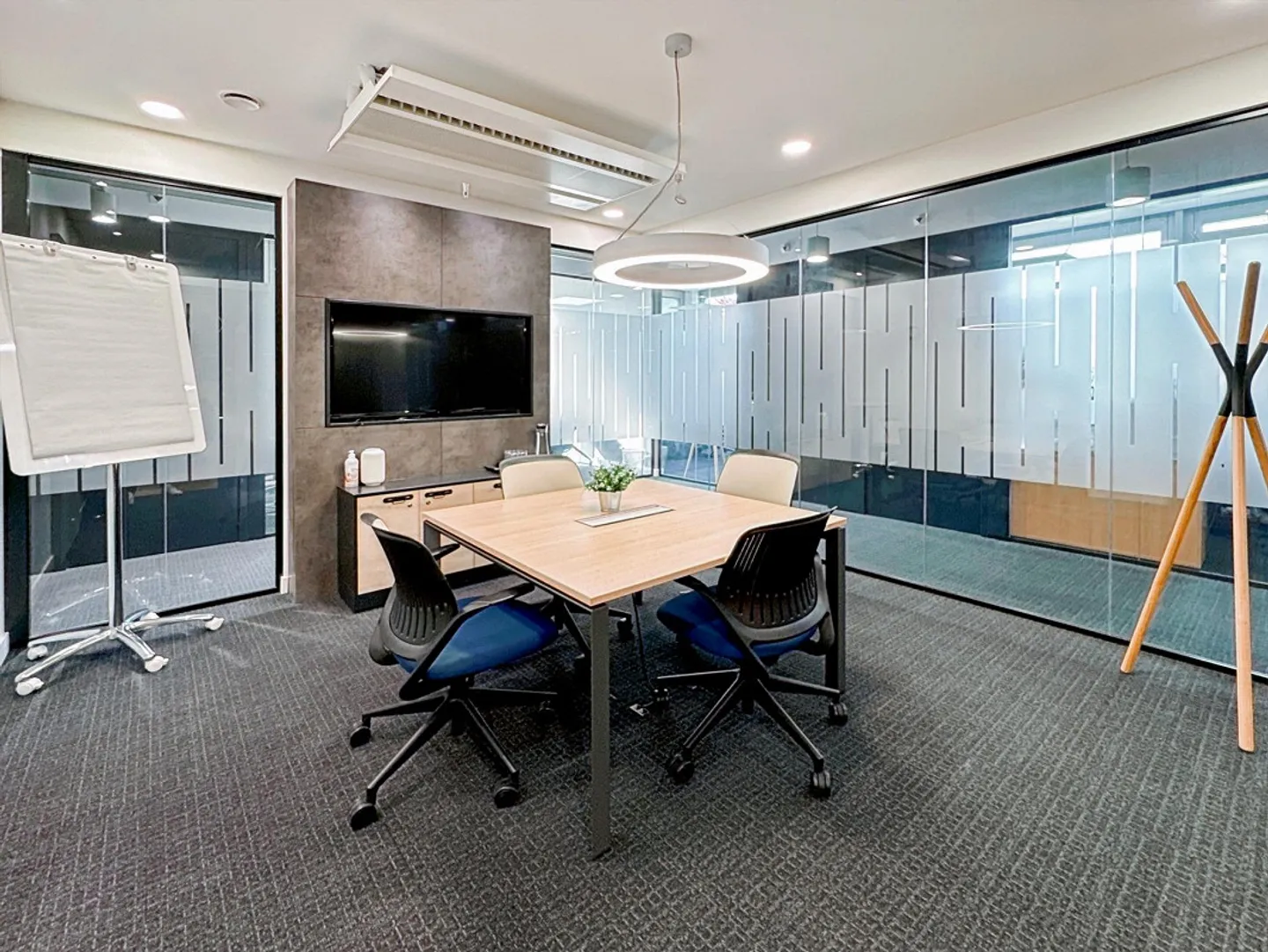 All-inclusive open office at Regus Meyrin - Photo 7 of 10