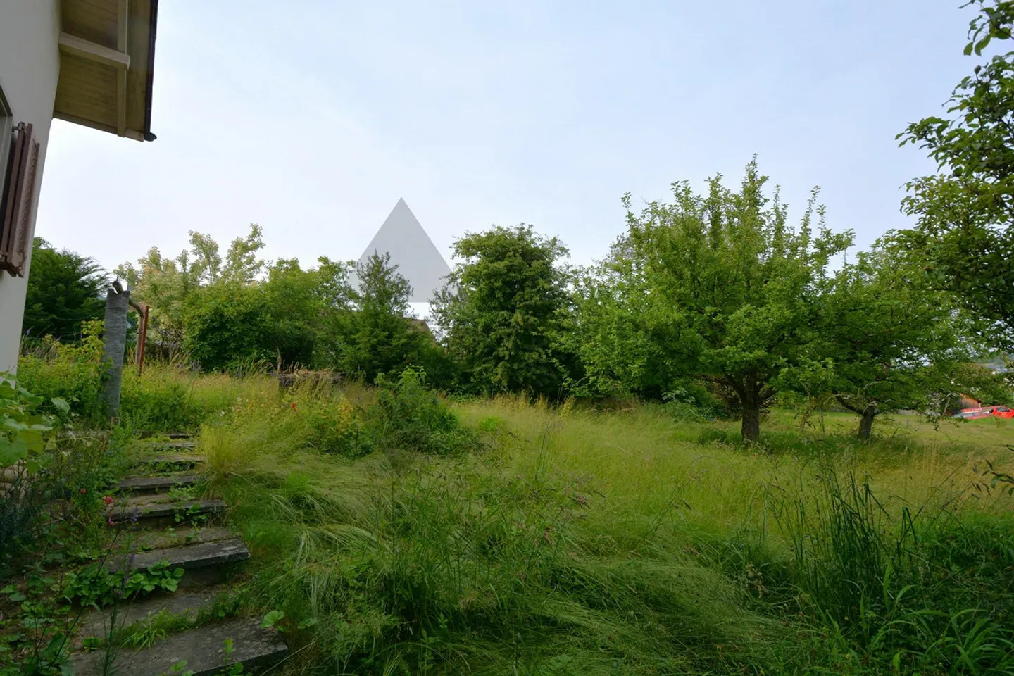 TERRAIN CONSTRUCTIBLE ENSOLEILLÉ AVEC POTENTIEL | AVEC PROPRIÉTÉ À DÉMOLIR - Photo 1 sur 13