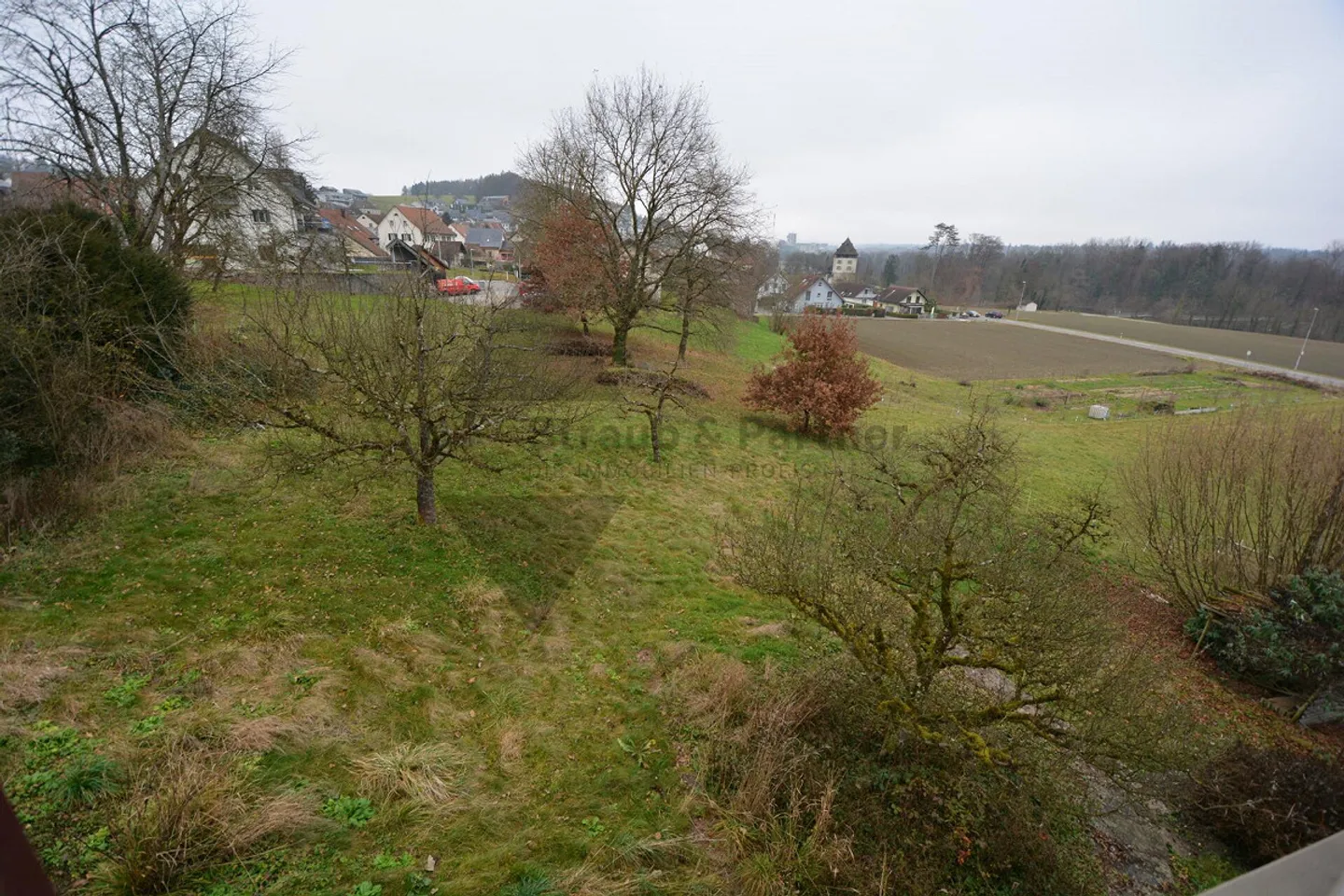 TERRAIN CONSTRUCTIBLE ENSOLEILLÉ AVEC POTENTIEL | AVEC PROPRIÉTÉ À DÉMOLIR - Photo 2 sur 13