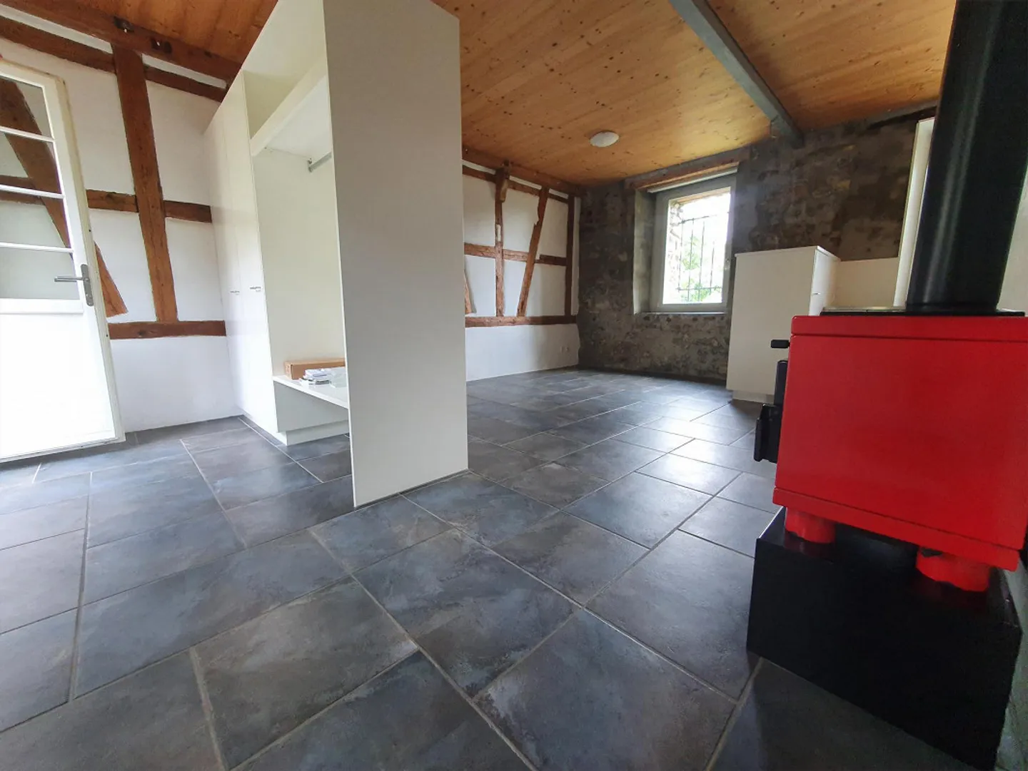 Charming 2-room apartment with fireplace, seating area, and terrace - Photo 3 of 12