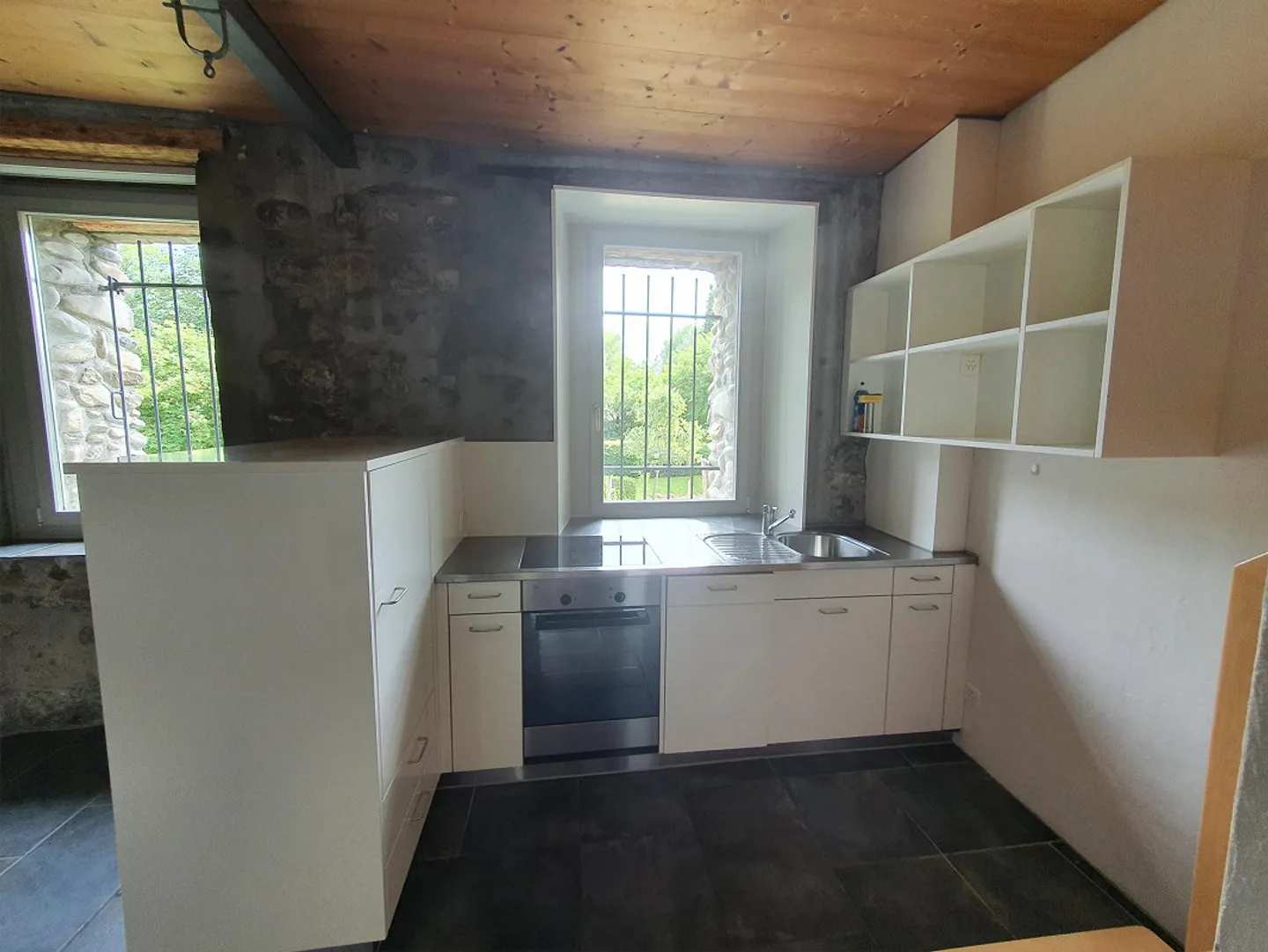 Charming 2-room apartment with fireplace, seating area, and terrace - Photo 4 of 12