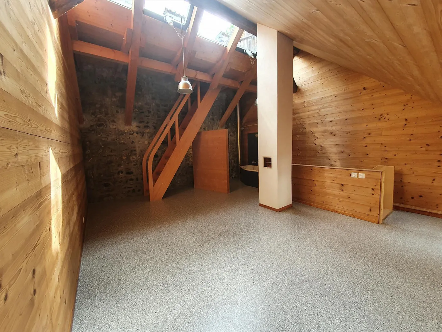 Charming 2-room apartment with fireplace, seating area, and terrace - Photo 9 of 12