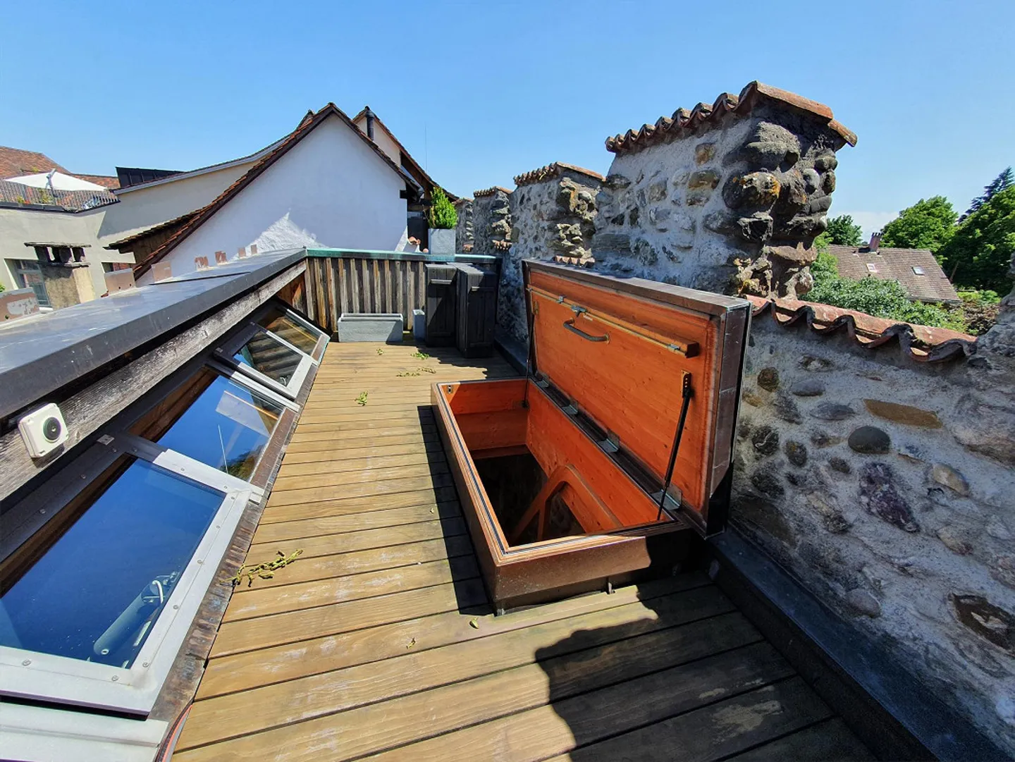 Charming 2-room apartment with fireplace, seating area, and terrace - Photo 11 of 12