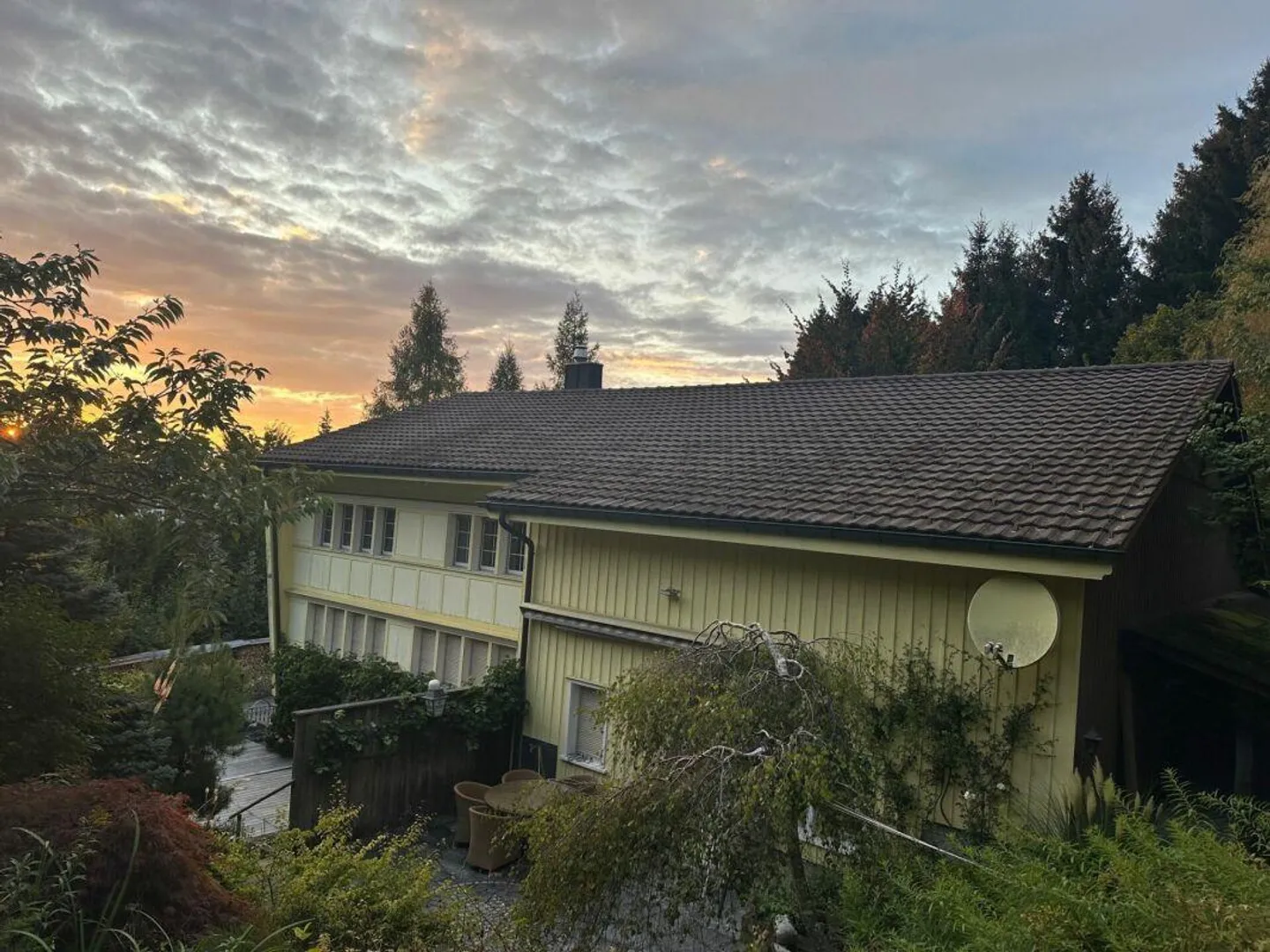 Ampia casa unifamiliare con giardino paradisiaco, sauna e laghetto - Foto 1 di 30