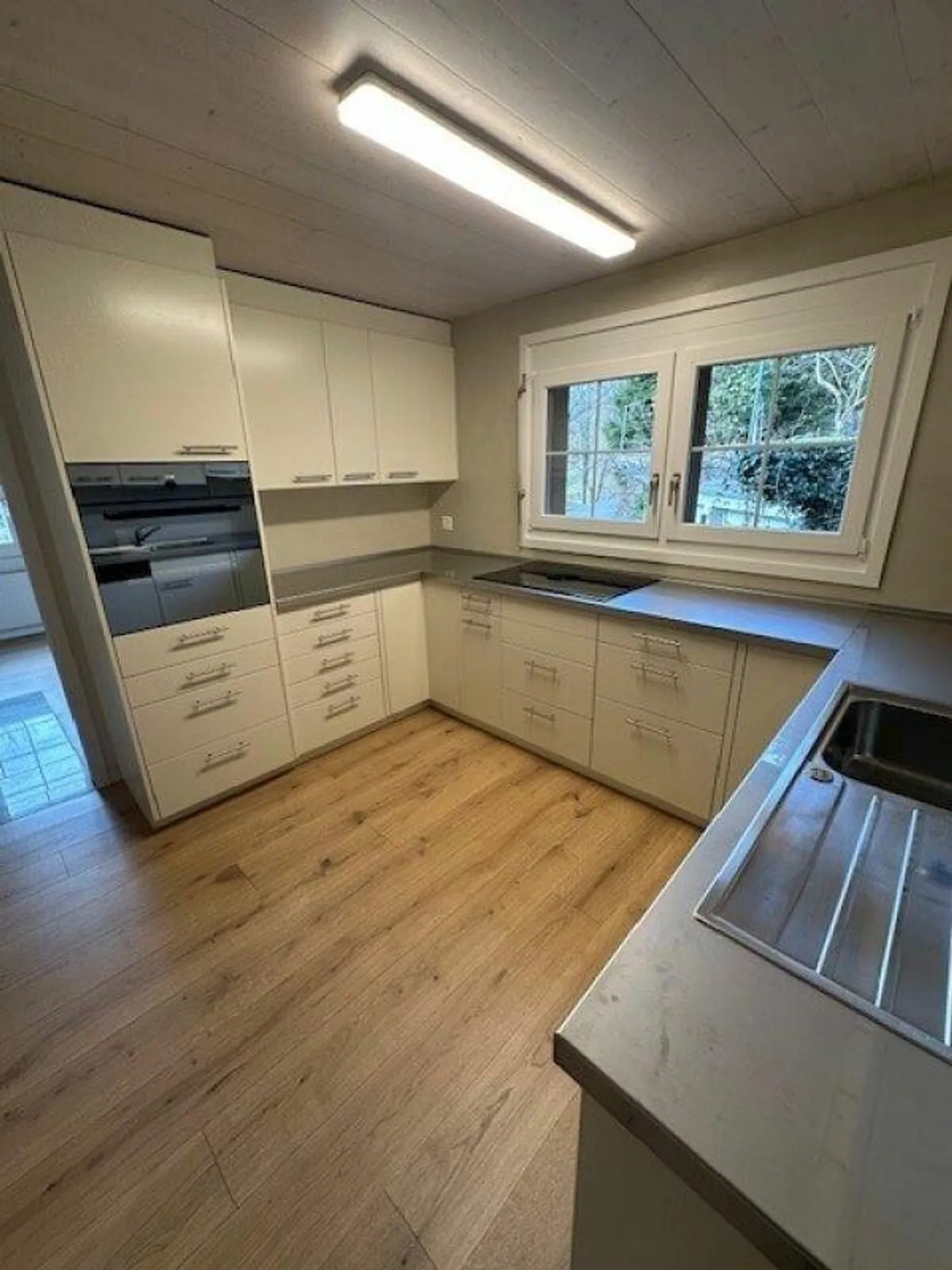 Ampia casa unifamiliare con giardino paradisiaco, sauna e laghetto - Foto 7 di 30