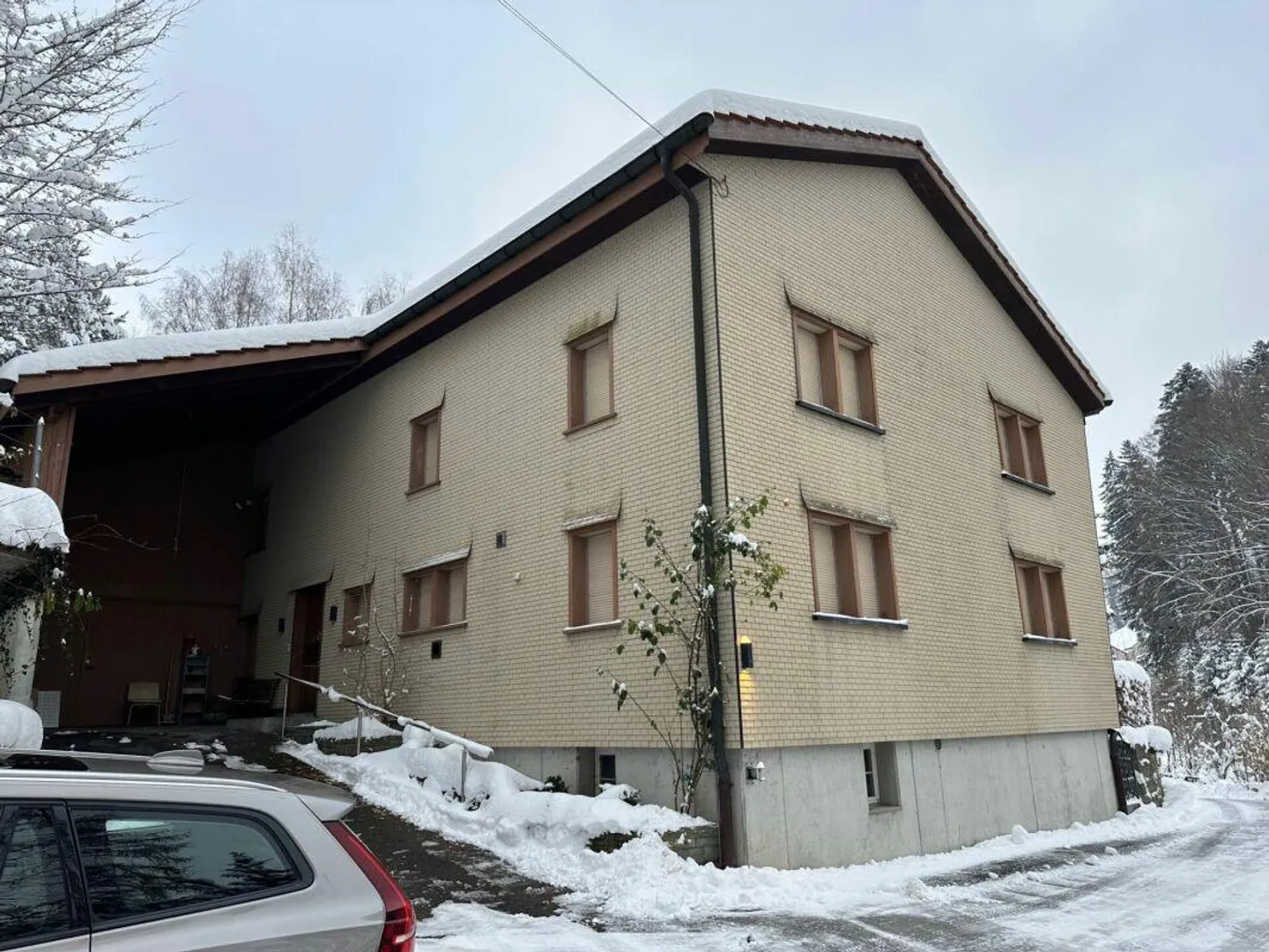 Ampia casa unifamiliare con giardino paradisiaco, sauna e laghetto - Foto 2 di 30