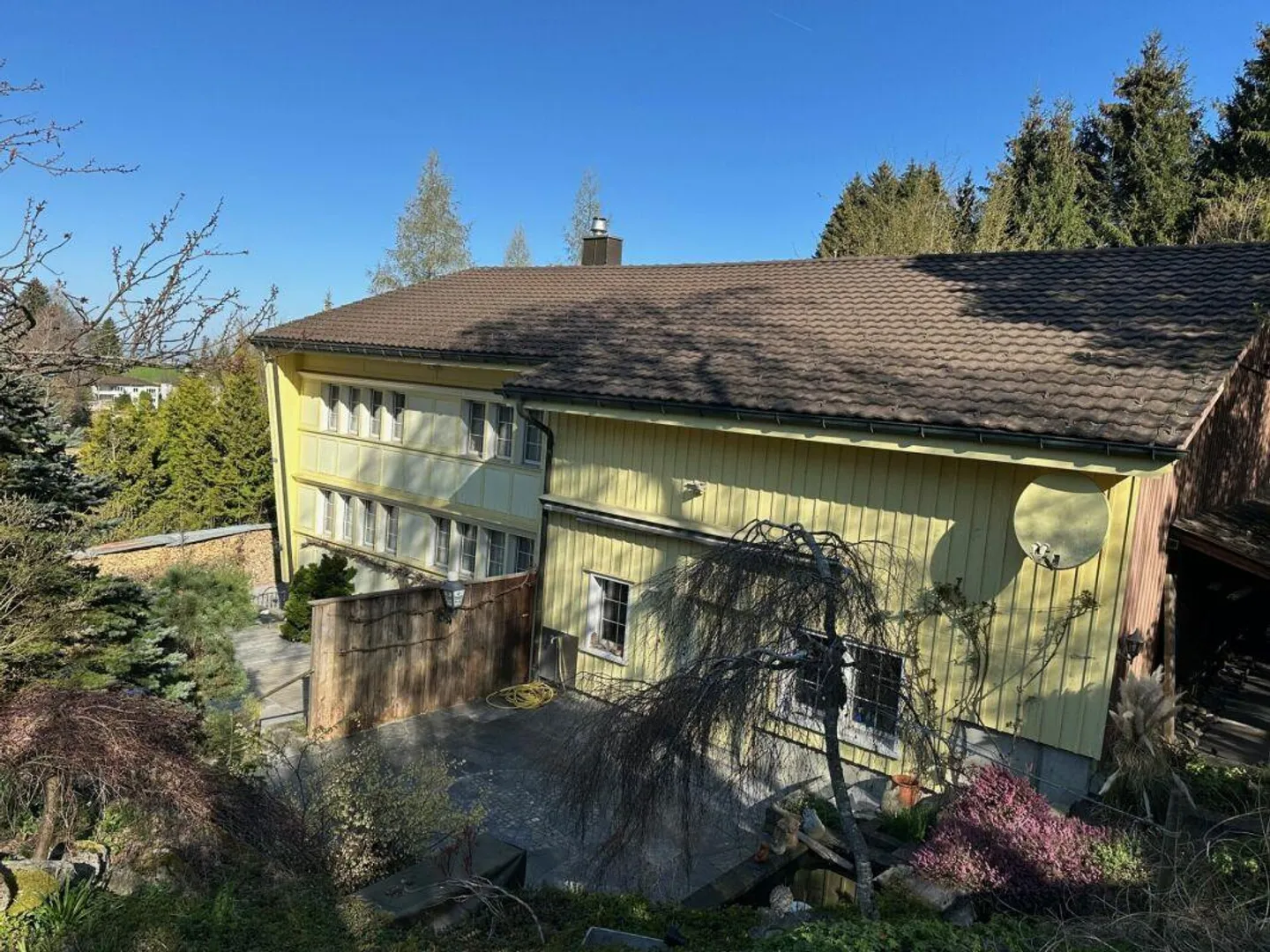 Ampia casa unifamiliare con giardino paradisiaco, sauna e laghetto - Foto 3 di 30