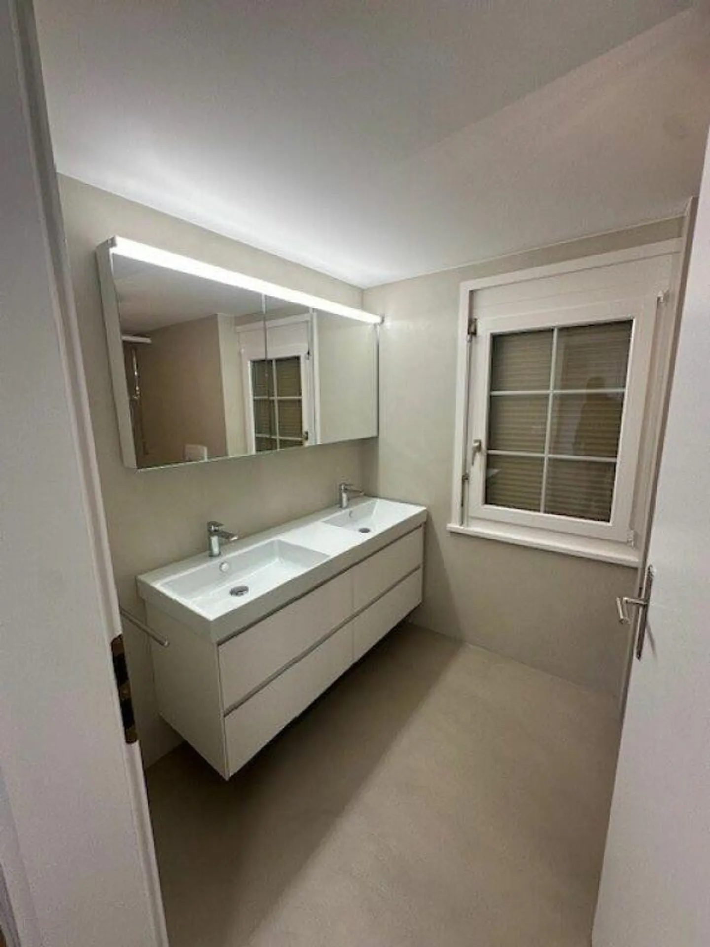 Ampia casa unifamiliare con giardino paradisiaco, sauna e laghetto - Foto 12 di 30