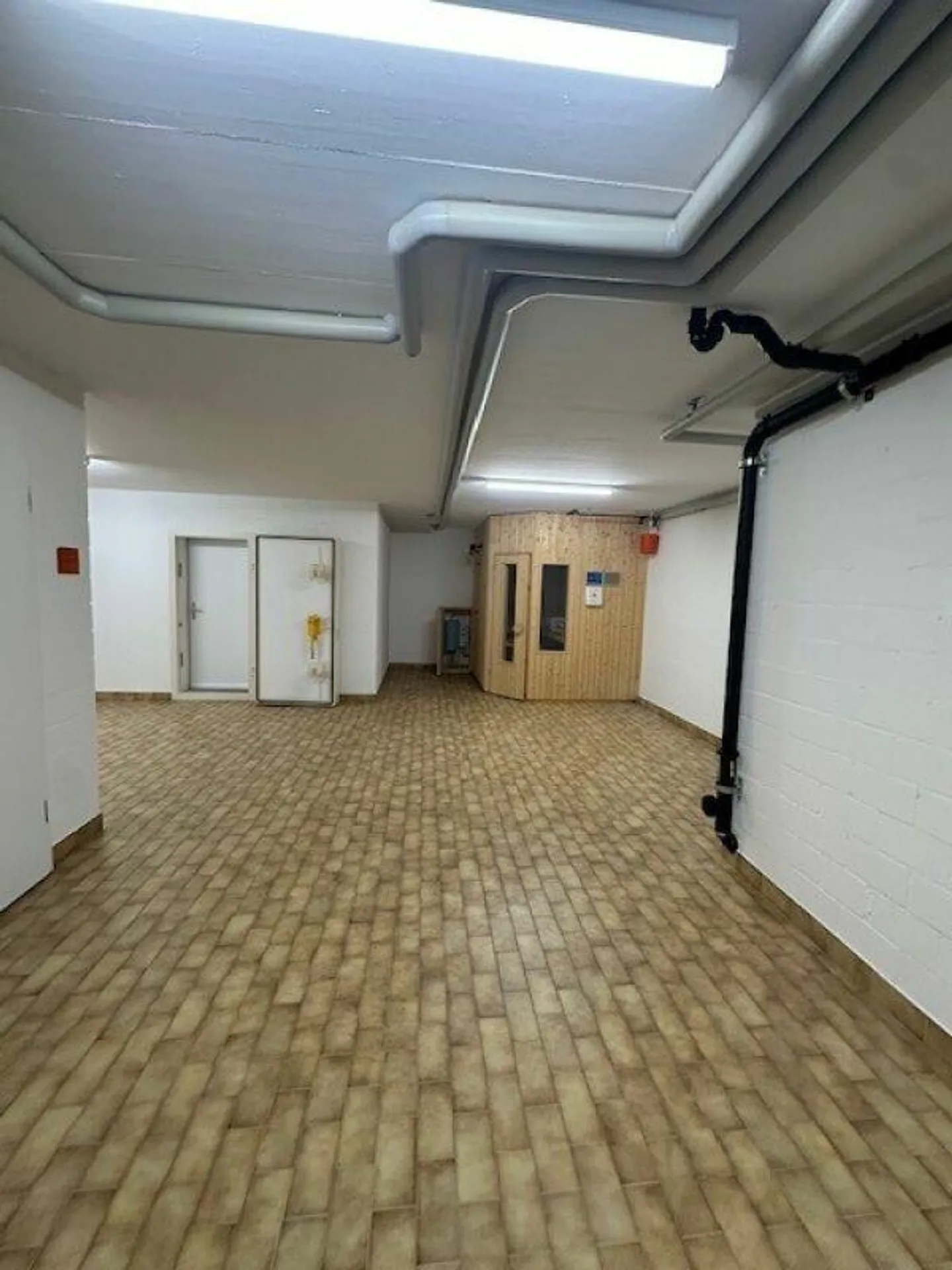 Ampia casa unifamiliare con giardino paradisiaco, sauna e laghetto - Foto 21 di 30