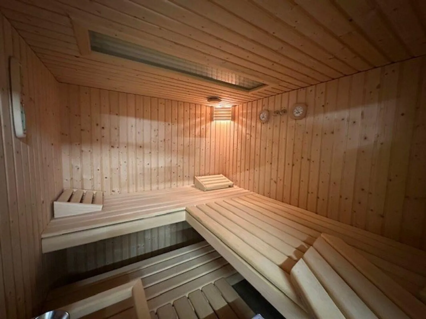 Ampia casa unifamiliare con giardino paradisiaco, sauna e laghetto - Foto 22 di 30